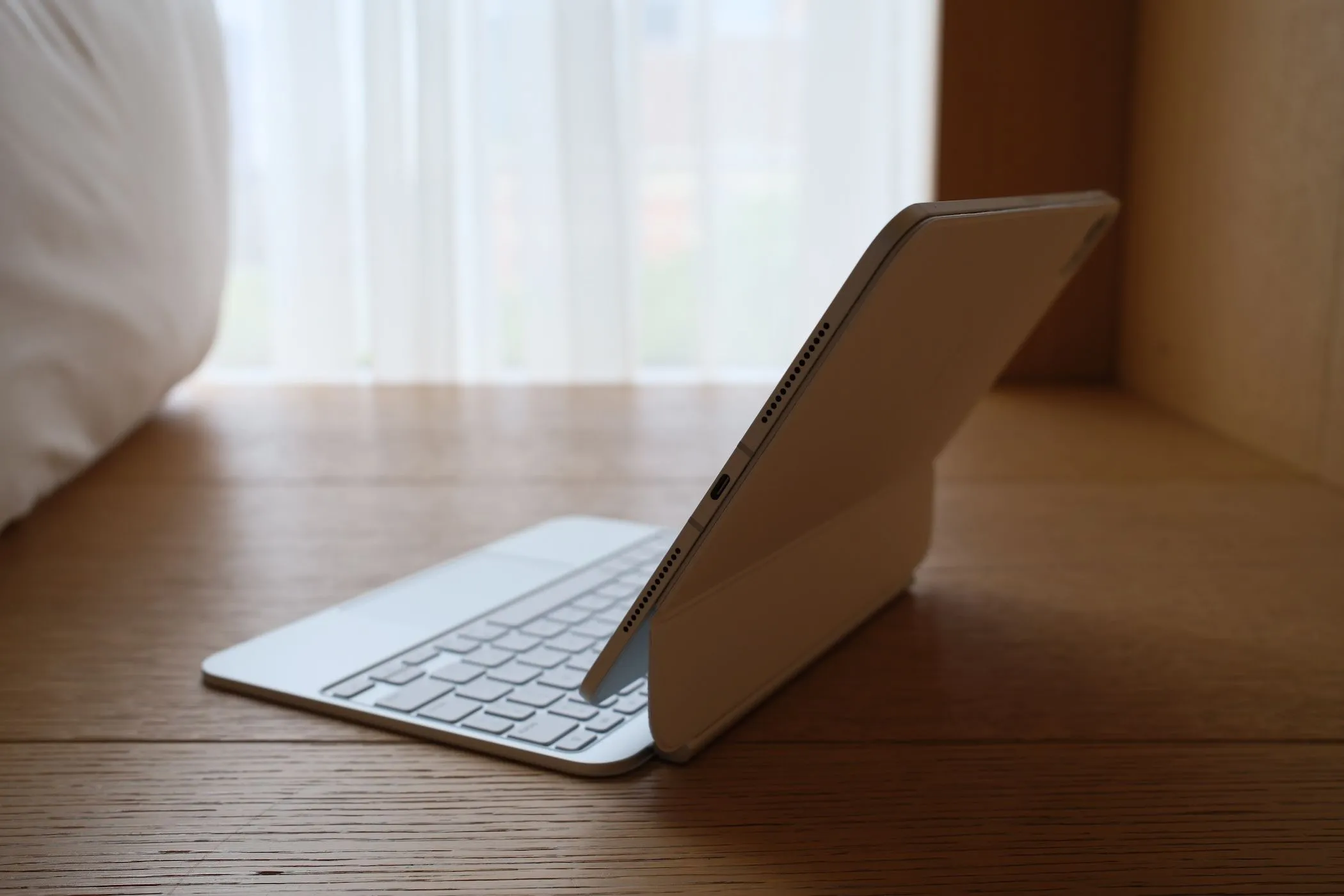 Apple iPad Pro M4 trong Magic Keyboard nghiêng sang một bên