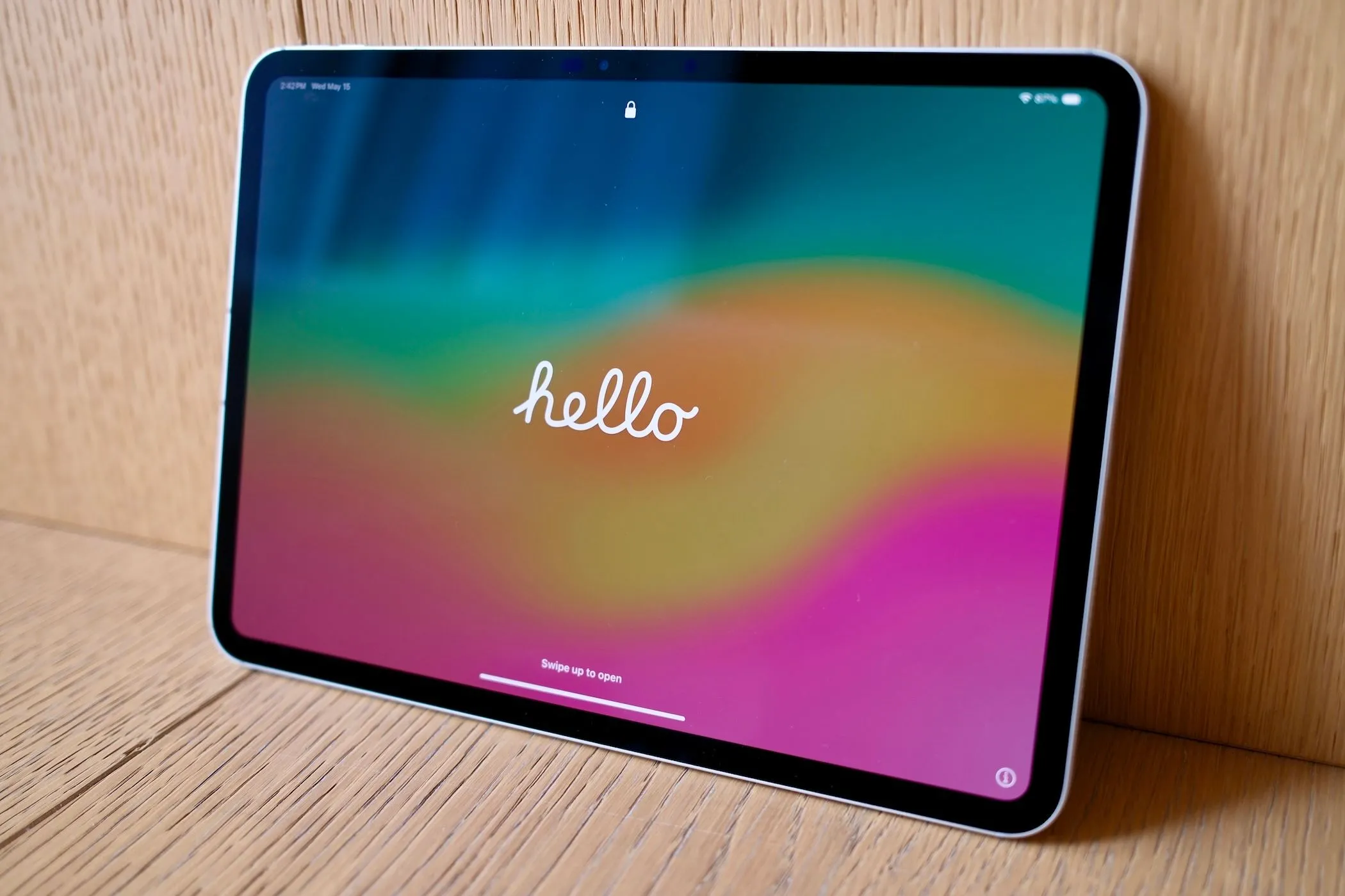 Apple iPad Pro M4 với màn hình hiển thị chữ &quot;hello&quot;