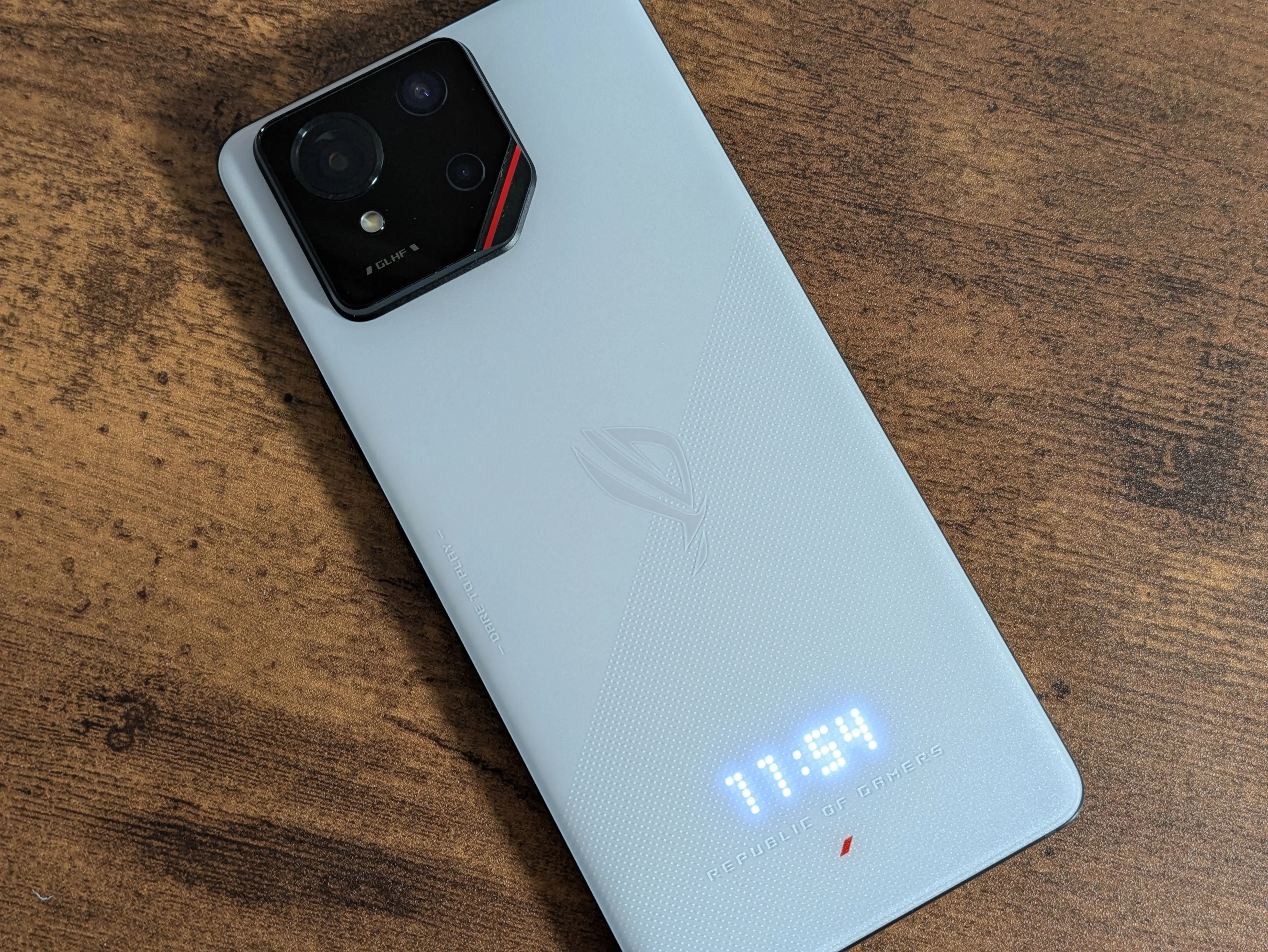 ASUS ROG Phone 9 hiển thị thời gian với tính năng AniMe Vision độc đáo ở mặt lưng.