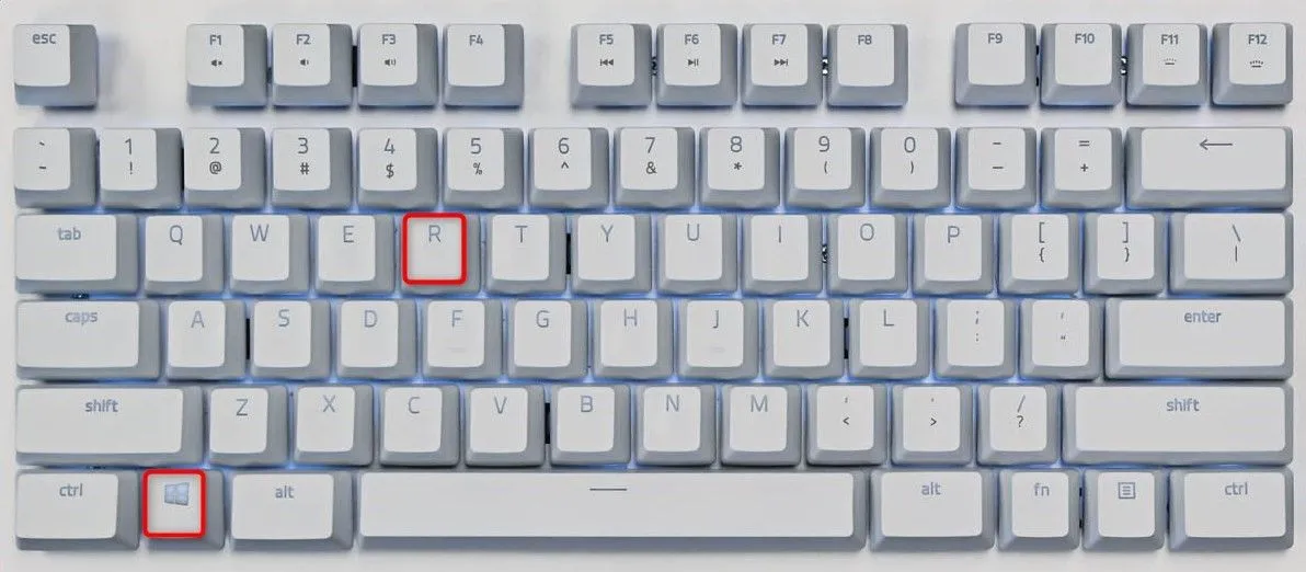 Bàn phím hiển thị phím Windows và phím R được tô sáng để mở hộp thoại Run trên Windows 11.