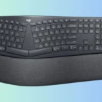 Bàn phím Logitech Ergo K860 với thiết kế công thái học và phần kê tay lớn trên nền chuyển màu.