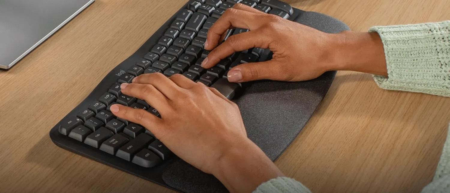 Bàn phím Logitech Wave Keys với thiết kế lượn sóng đặc trưng và phần kê tay mềm mại.