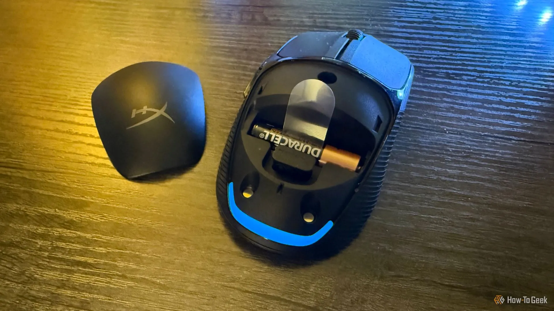 Bên trong chuột HyperX Pulsefire Fuse với nắp trên tháo rời, lộ pin AAA và đầu thu 2.4 GHz.