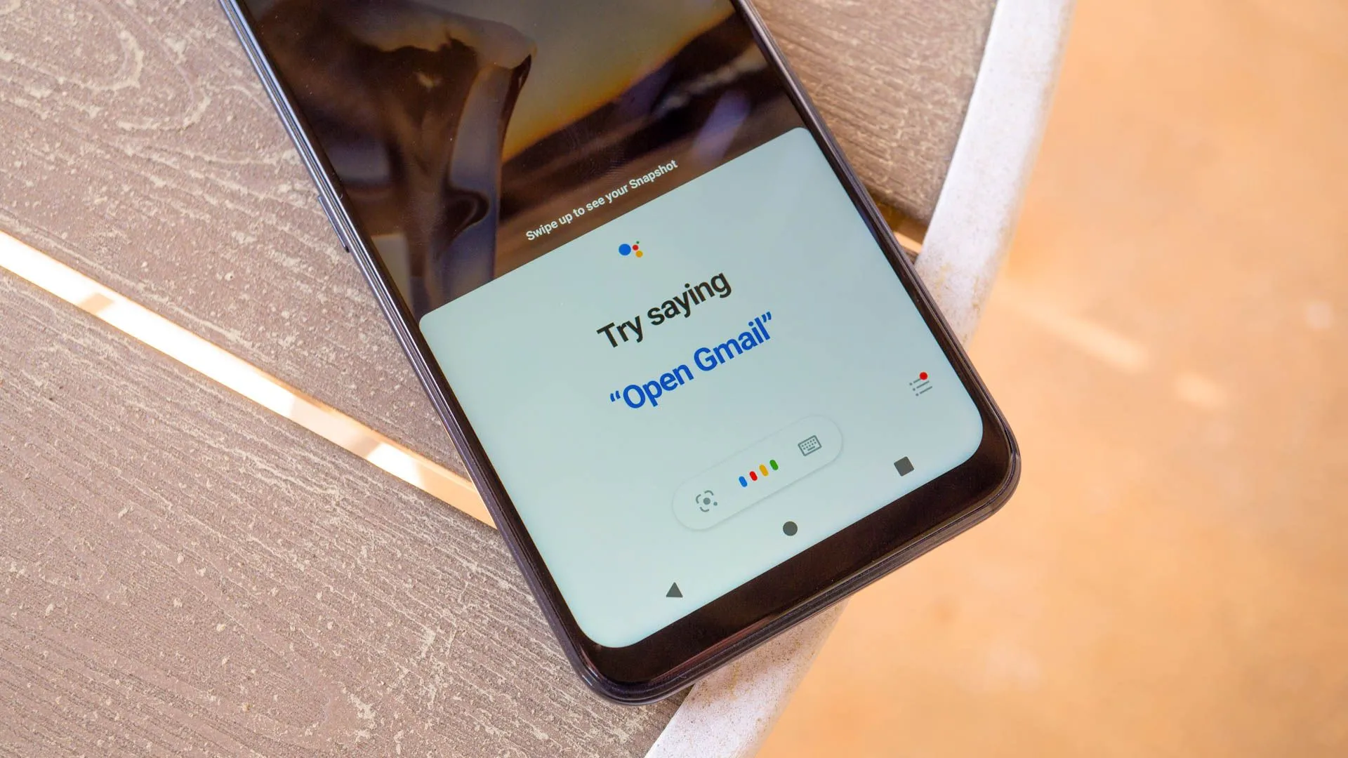Biểu tượng Google Assistant đang hiển thị trên màn hình điện thoại thông minh, minh họa tính năng trợ lý ảo.