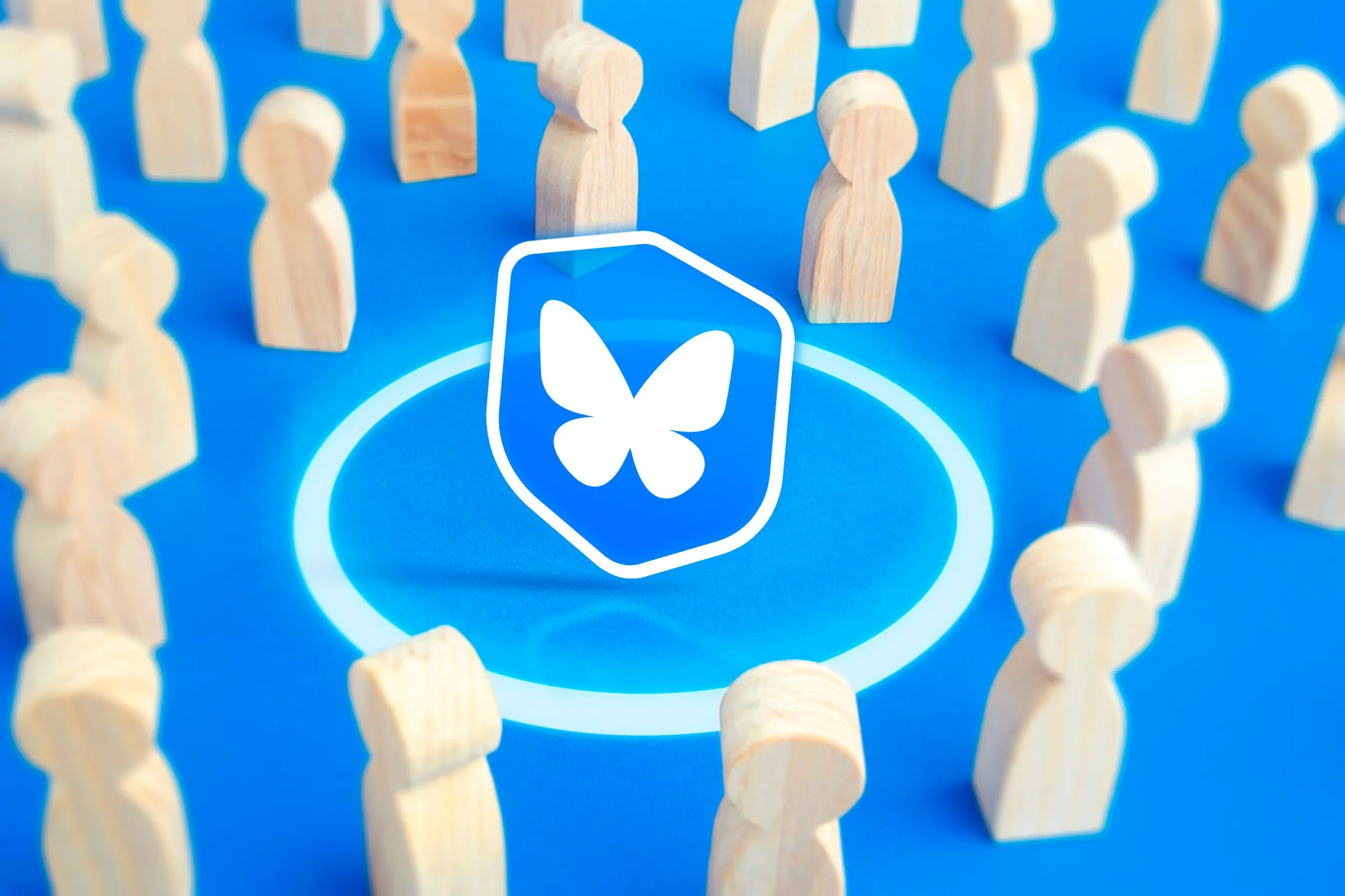 Biểu tượng lá chắn của BlueSky nổi bật giữa đám đông, tượng trưng cho sự kiểm soát và lựa chọn cá nhân trên nền tảng mạng xã hội này.