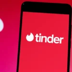 Biểu tượng ứng dụng Tinder trên màn hình điện thoại thông minh