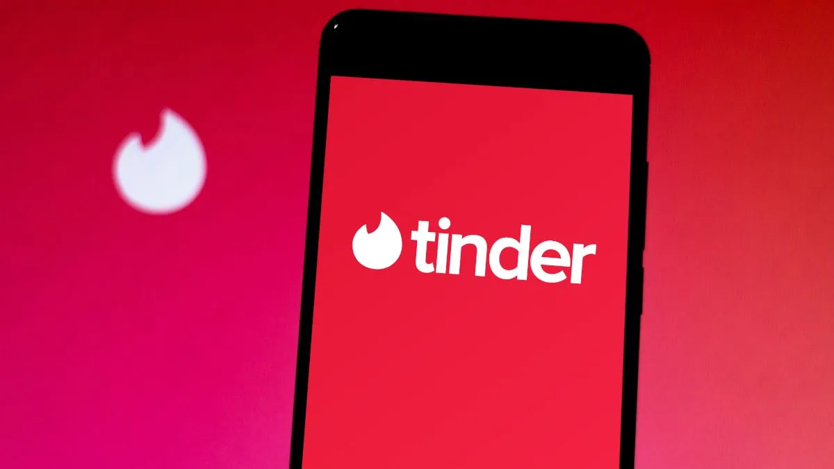 Biểu tượng ứng dụng Tinder trên màn hình điện thoại thông minh
