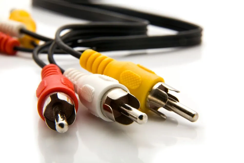 Bộ cáp AV composite với ba đầu cắm đỏ, trắng, vàng thường dùng cho các thiết bị giải trí cũ như Nintendo Wii.