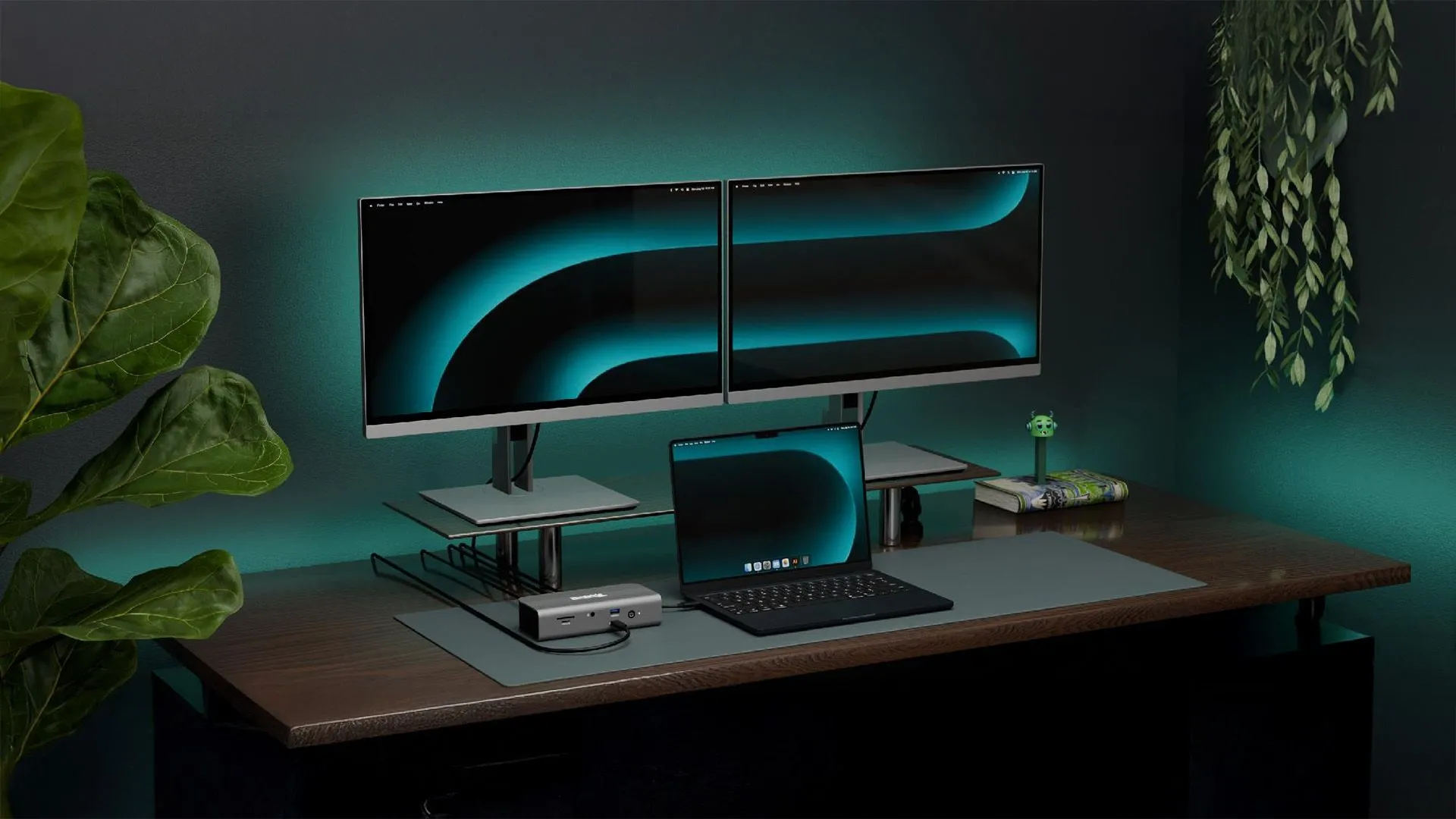 Bộ chia Thunderbolt 5 của Plugable với 11 cổng kết nối khác nhau, thể hiện tính đa năng.