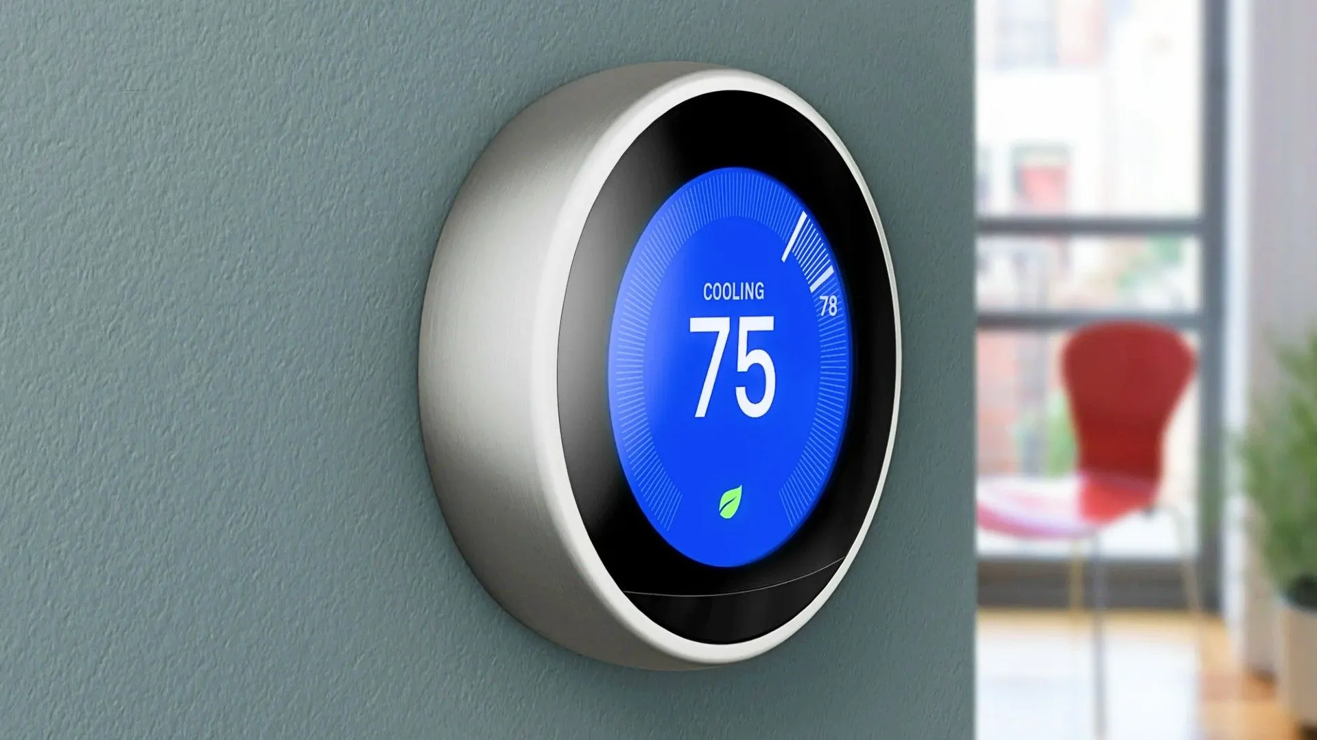 Bộ điều nhiệt thông minh Google Nest hiển thị nhiệt độ 75 độ F và trạng thái làm mát