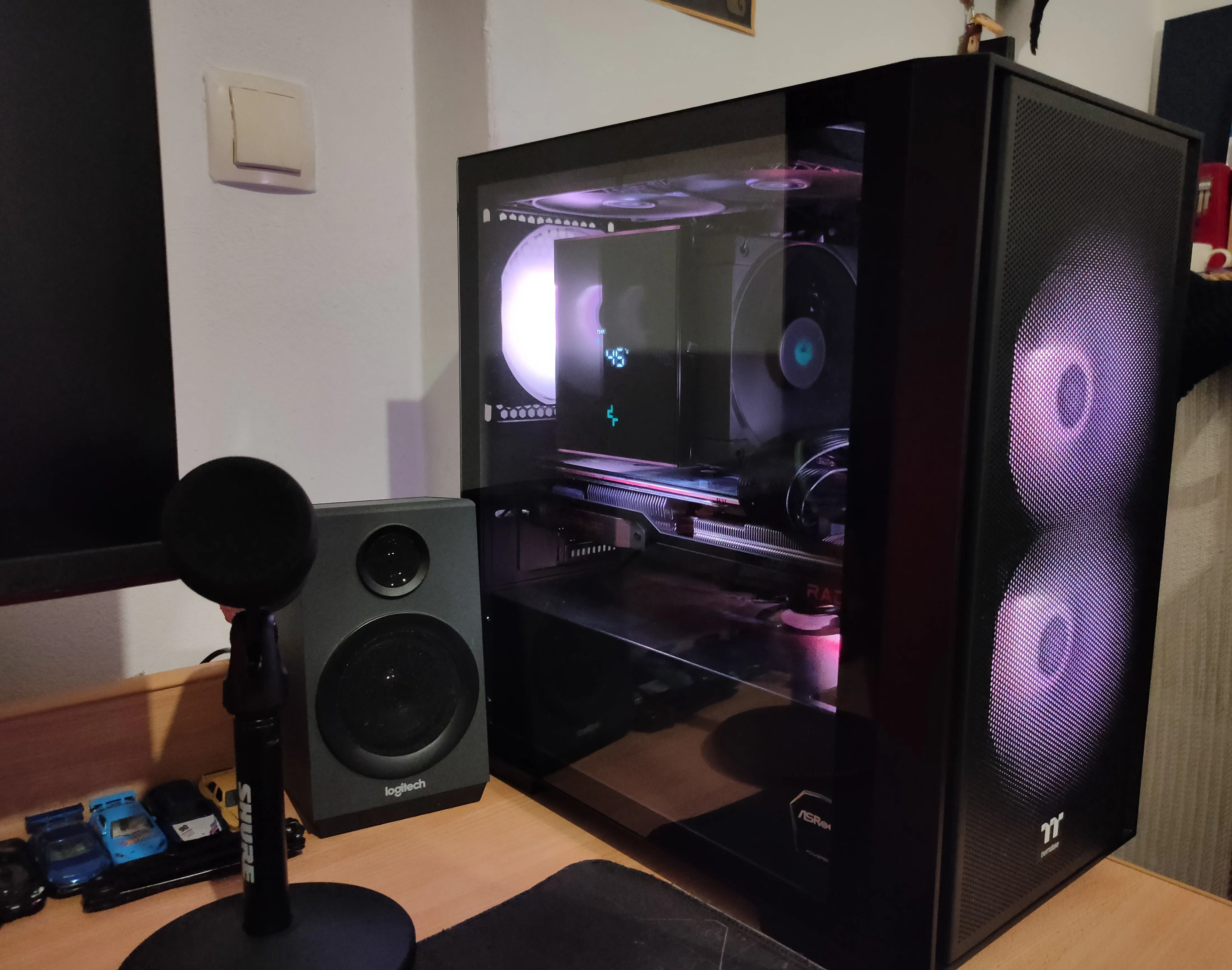 Bộ máy tính chơi game PC với đèn RGB nổi bật đặt trên bàn làm việc