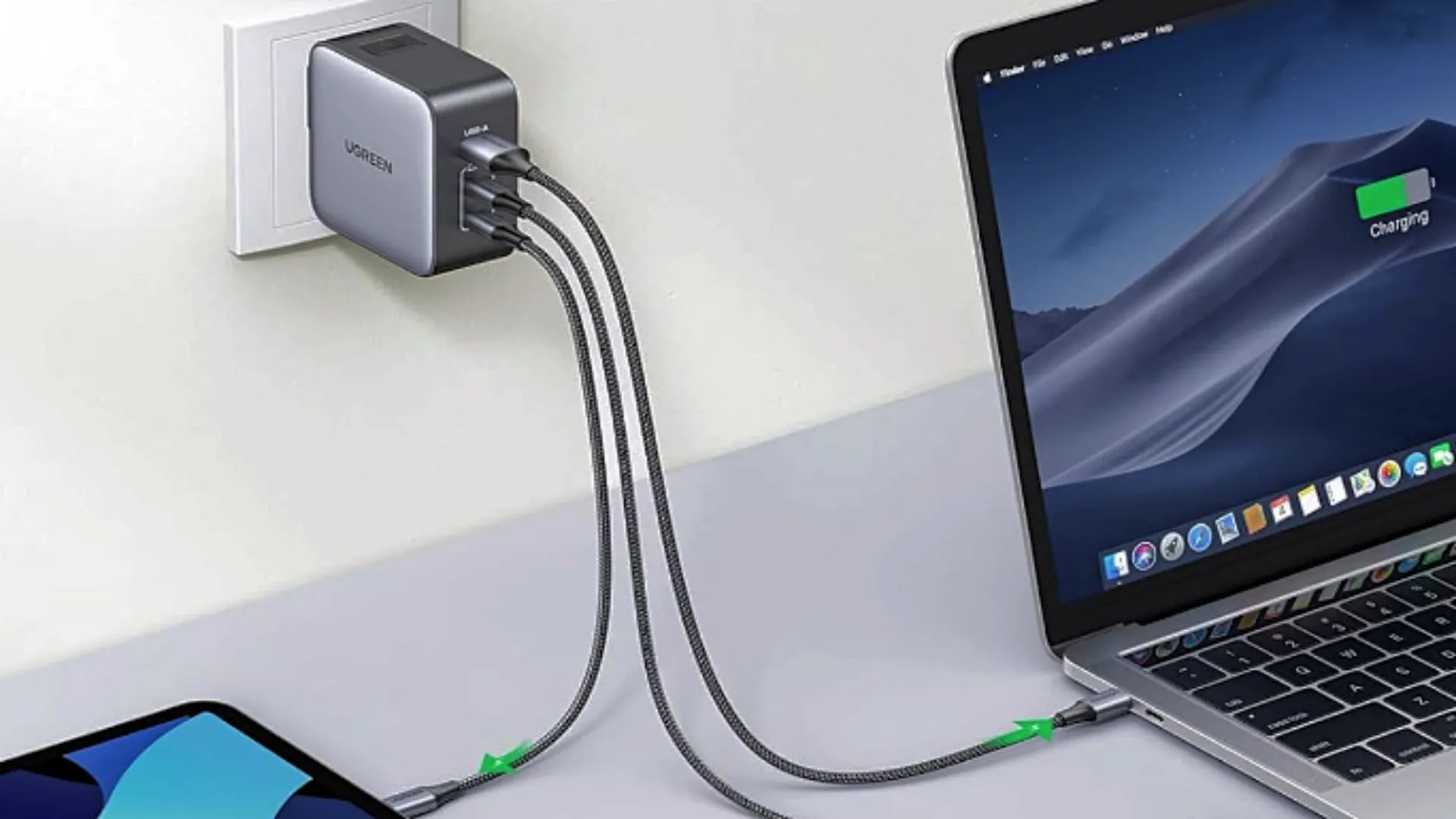 Bộ sạc du lịch UGREEN Nexode 65W cắm vào ổ điện và sạc nhiều thiết bị cùng lúc.