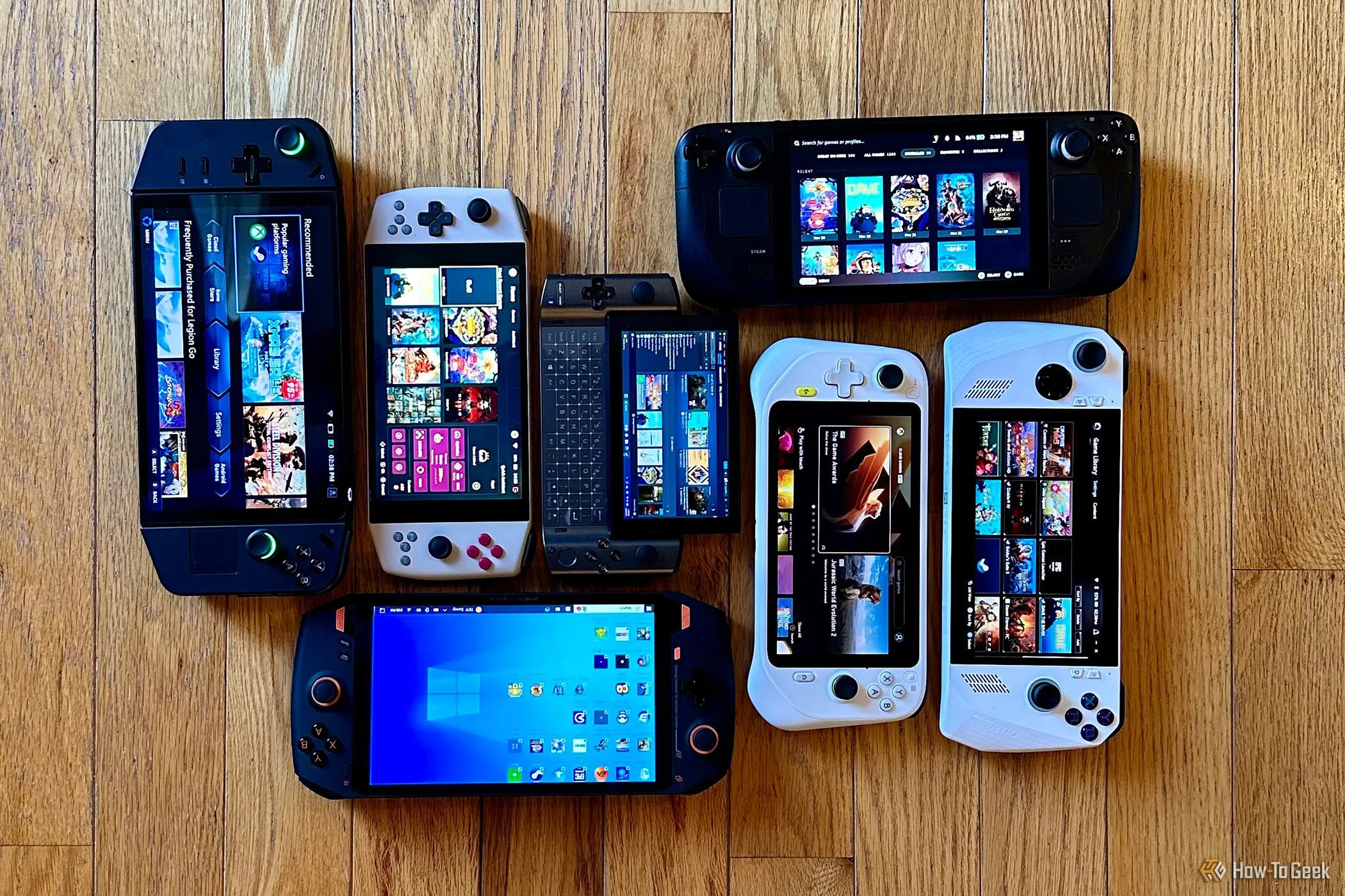 Bộ sưu tập các thiết bị chơi game cầm tay như Lenovo Legion Go, AYANEO, Steam Deck, GPD Win3, Logitech G Cloud, Asus ROG Ally và OneXPlayer, thể hiện sự bùng nổ của thị trường handheld.