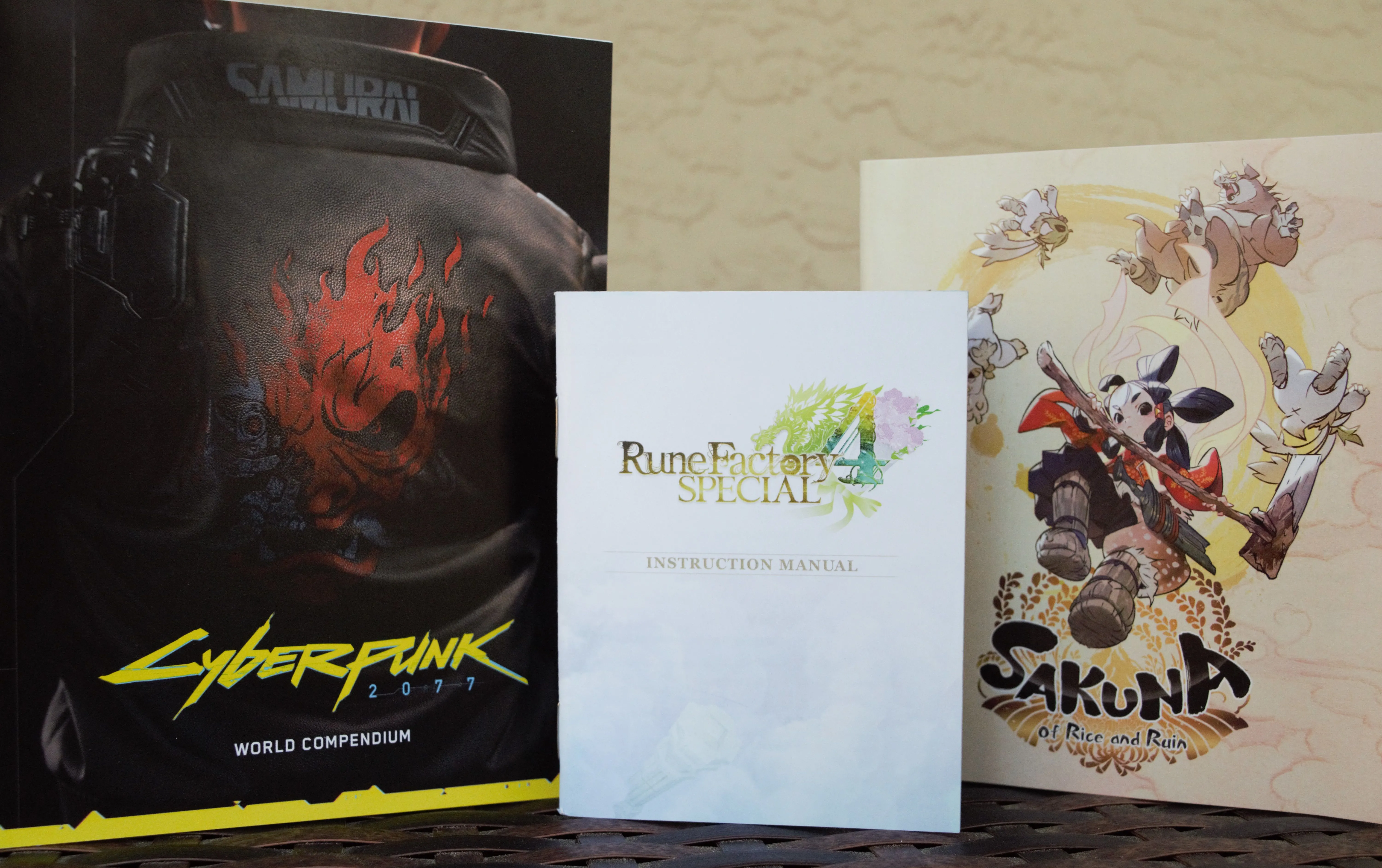 Bộ sưu tập sách hướng dẫn game và compendium từ các tựa game hiện đại như Cyberpunk 2077, Rune Factory 4 Special và Sakuna: Of Rice and Ruin