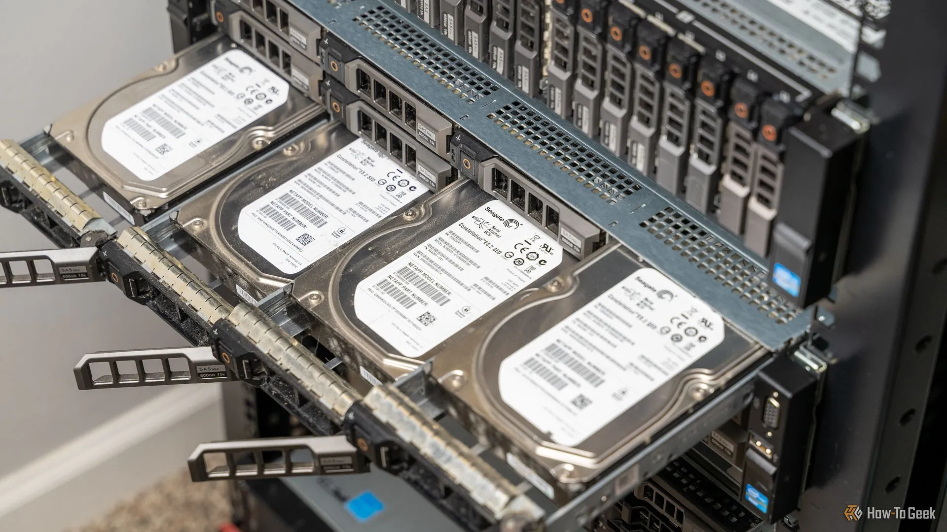 Bốn ổ cứng HDD gắn trong máy chủ rack-mount đang hoạt động