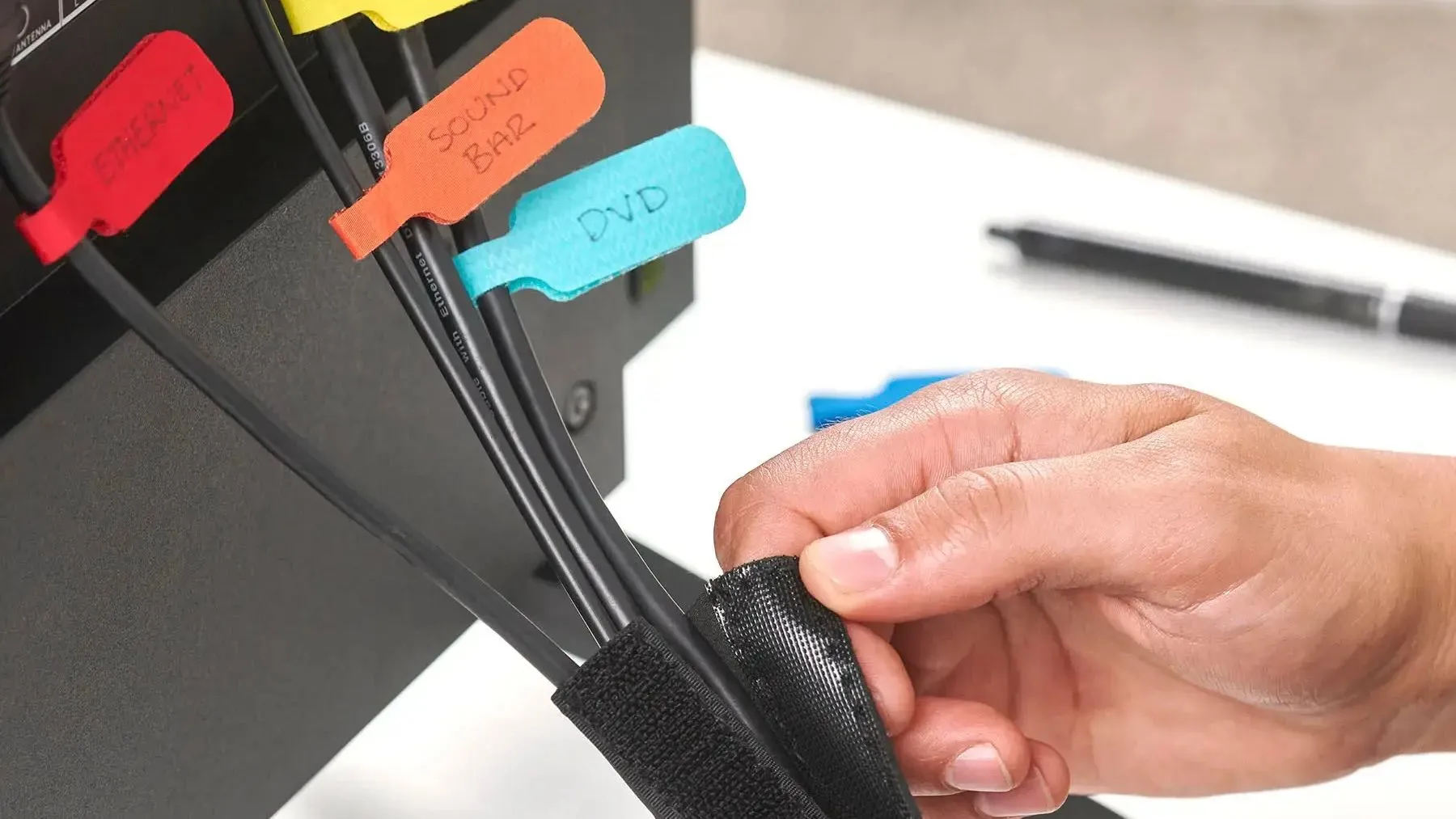 Cách sắp xếp và quản lý dây cáp trong nhà bằng nhãn dán hoặc dây buộc velcro