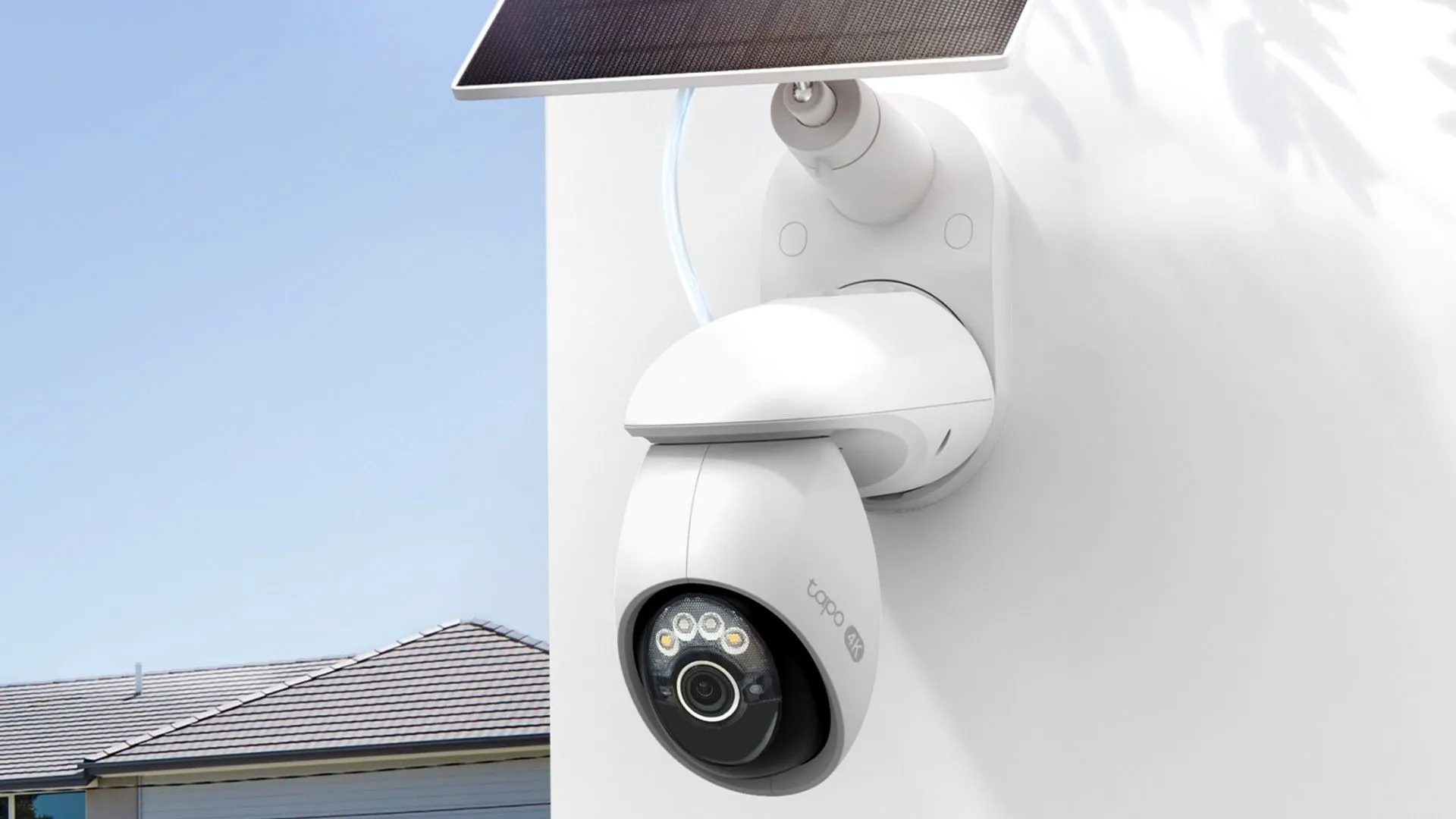 Camera an ninh TP-Link Tapo C660 lắp đặt ngoài trời với tấm pin mặt trời