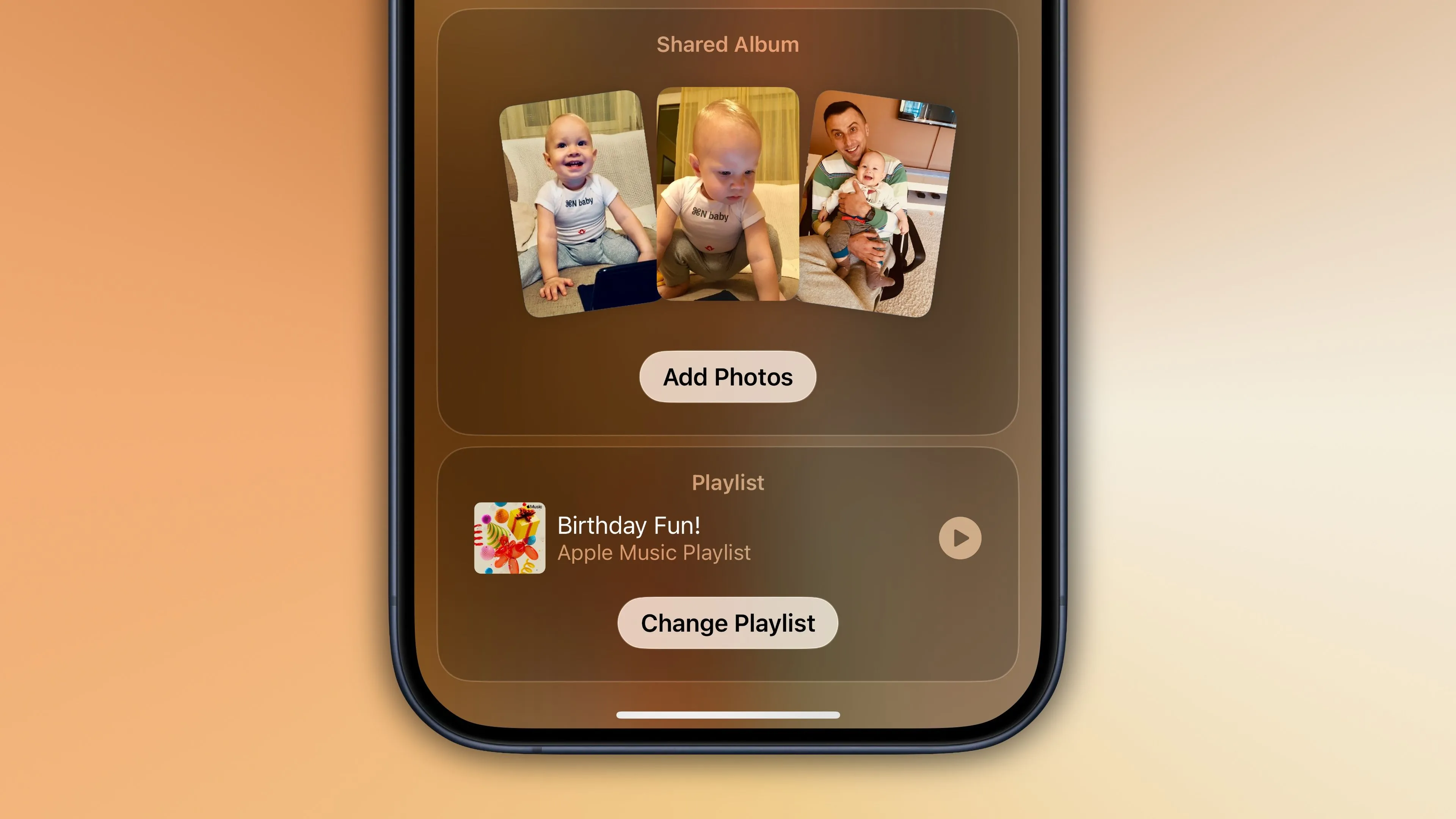 Cận cảnh album ảnh chia sẻ và danh sách phát nhạc được nhúng trong thiệp mời trên ứng dụng Apple Invites, làm nổi bật tính năng đa phương tiện.