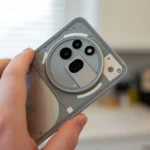 Cận cảnh cụm camera ba ống kính hình tròn đặc trưng trên Nothing Phone (3a) Pro, nổi bật với thiết kế trong suốt.