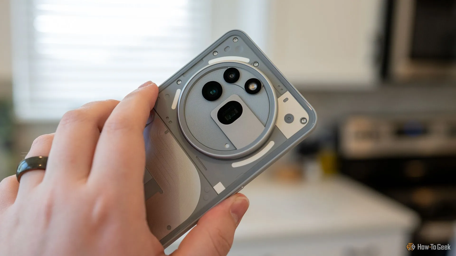 Cận cảnh cụm camera ba ống kính hình tròn đặc trưng trên Nothing Phone (3a) Pro, nổi bật với thiết kế trong suốt.