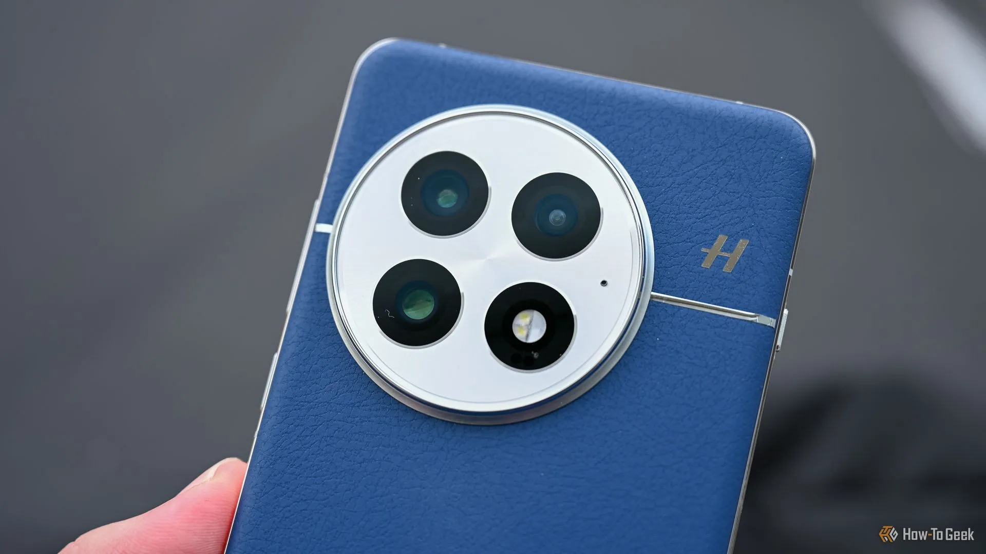 Cận cảnh cụm camera sau trên một mẫu điện thoại OnePlus tương lai, với sự thay đổi về nút vật lý Alert Slider.
