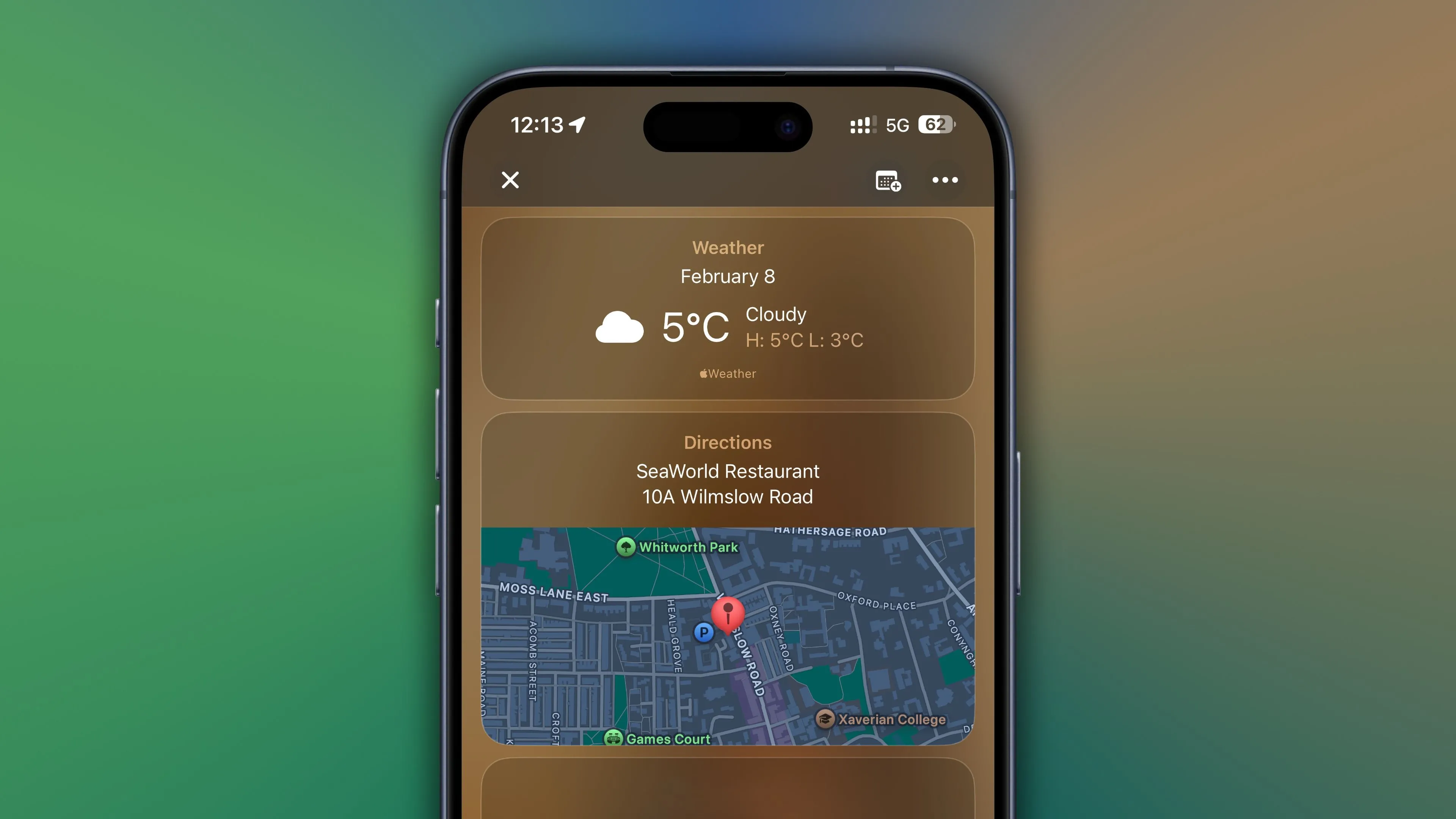 Cận cảnh dự báo thời tiết và chỉ dẫn Apple Maps được tích hợp trong thiệp mời trên ứng dụng Apple Invites iPhone, mang lại thông tin tiện ích.