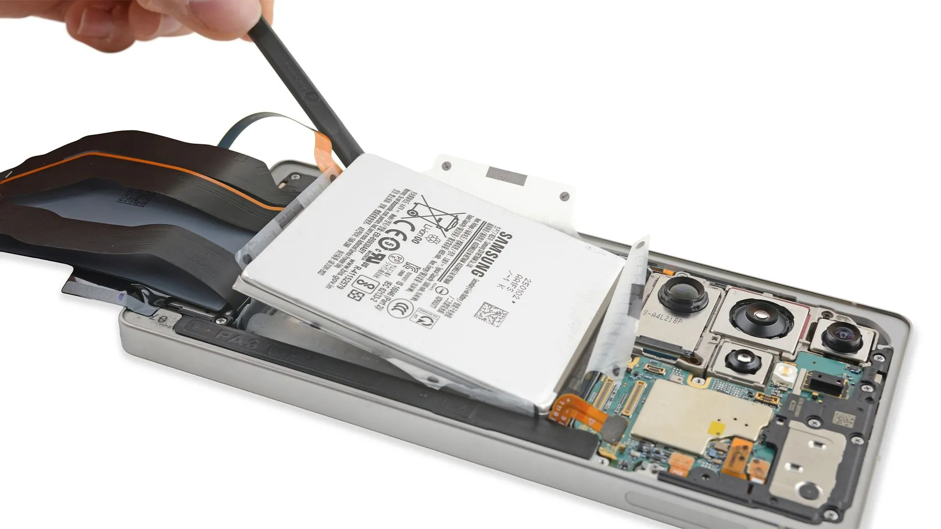 Cận cảnh mặt sau của một chiếc điện thoại Samsung Galaxy S25 Ultra được tháo rời