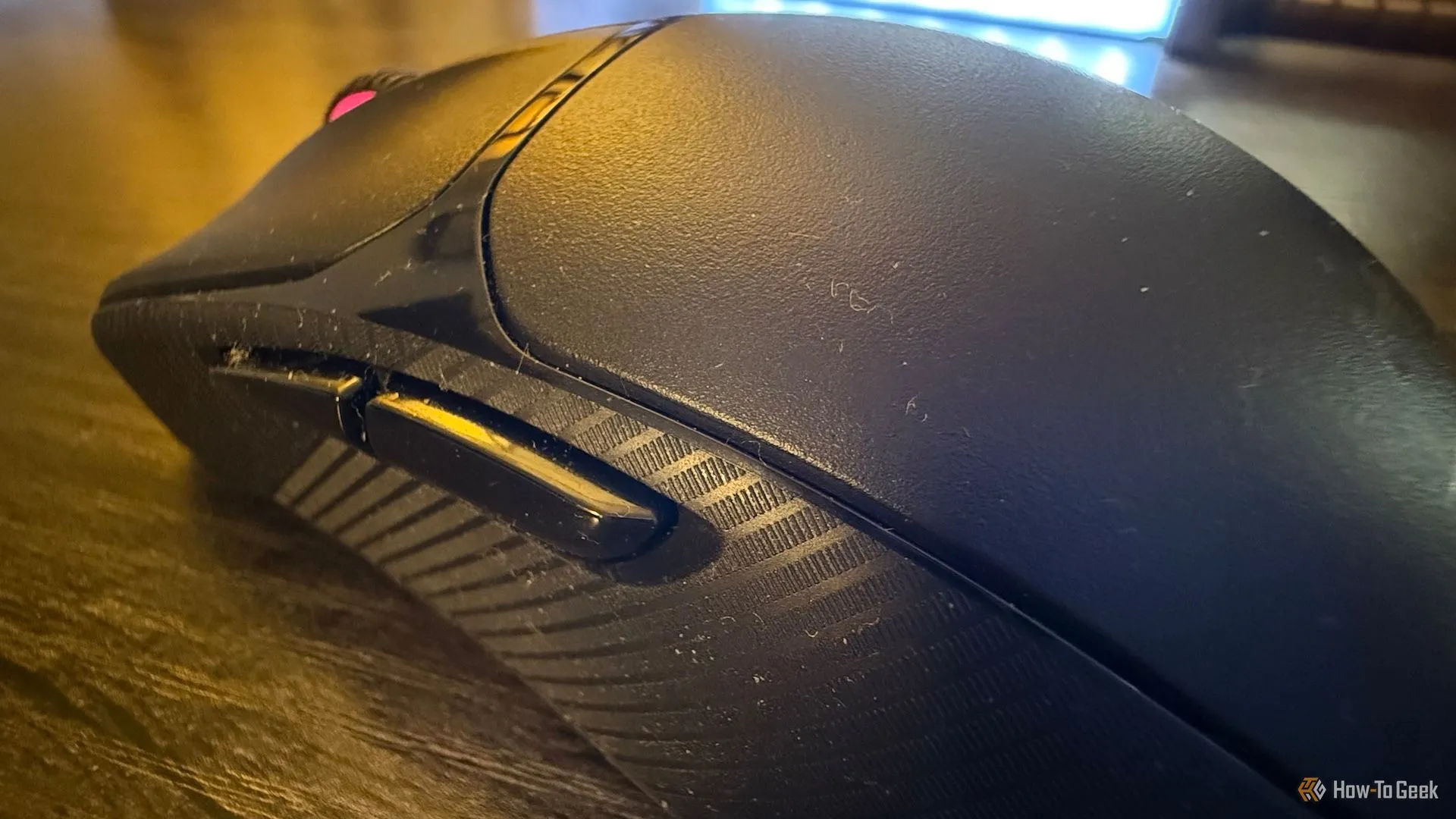 Cận cảnh nút bấm phụ trên chuột gaming không dây HyperX Pulsefire Fuse.