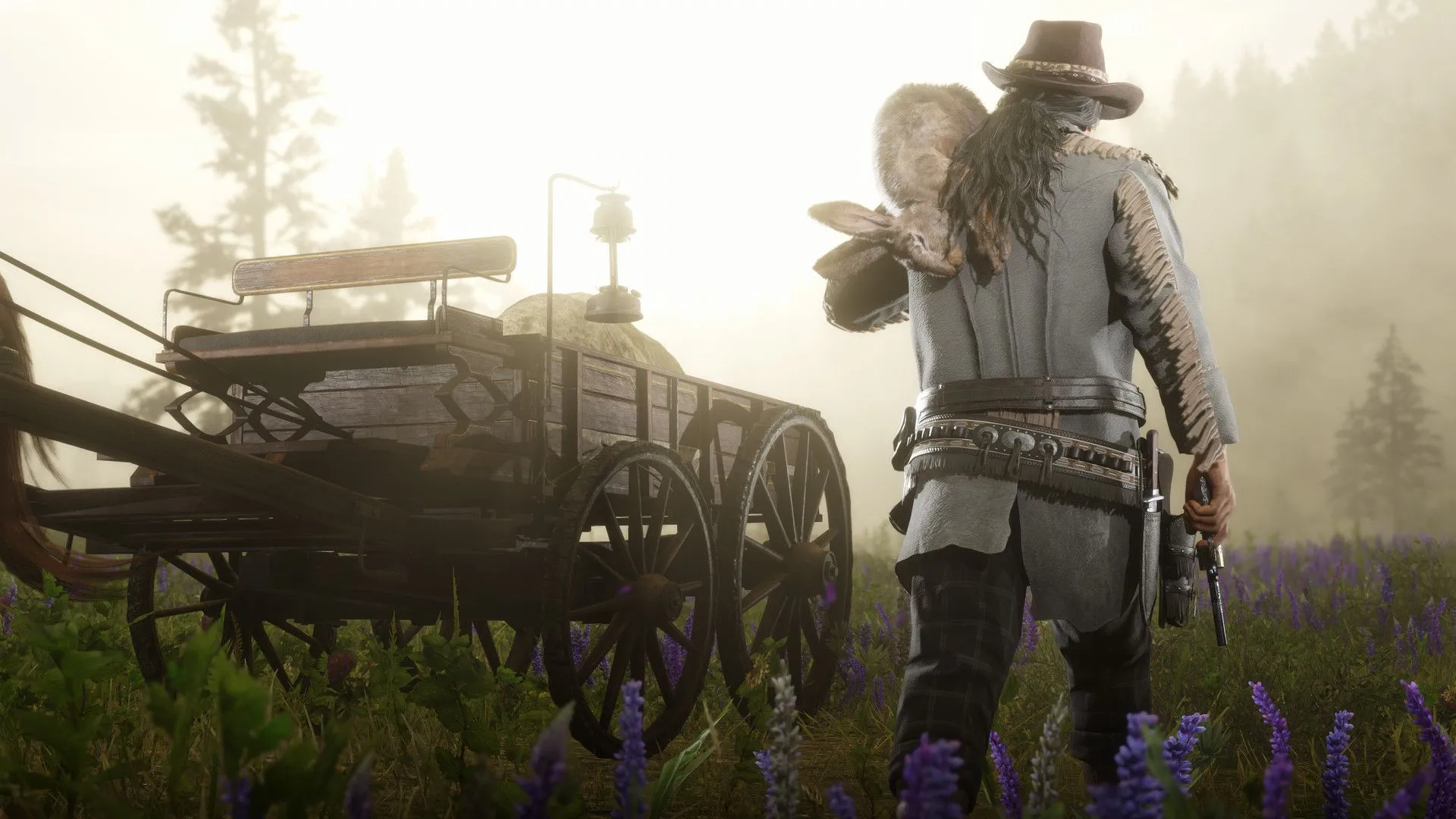 Cảnh game Red Dead Online với người chơi trên lưng ngựa, súng ống đầy đủ.