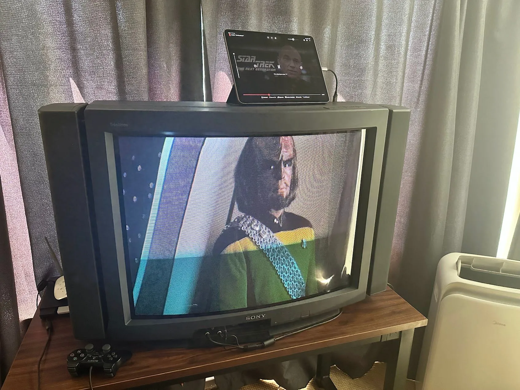 Cảnh phim Star Trek trên màn hình TV CRT cổ điển, bên cạnh là máy tính bảng iPad hiện đại