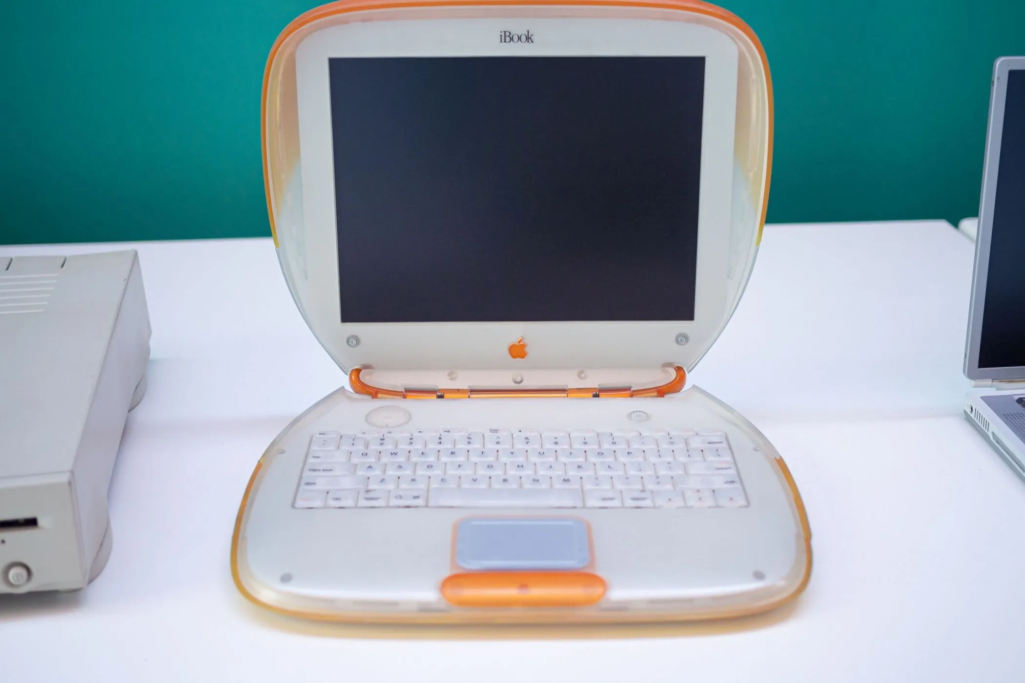 Chiếc Apple iBook G3 nguyên bản từ năm 1999