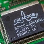 Chip Broadcom trên bo mạch máy tính, biểu tượng cho vấn đề driver Wi-Fi trên Linux.