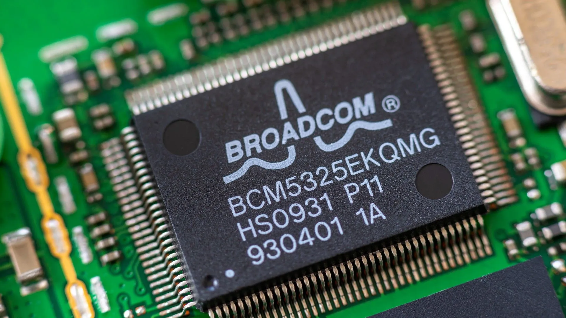 Chip Broadcom trên bo mạch máy tính, biểu tượng cho vấn đề driver Wi-Fi trên Linux.