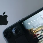 Chơi game Half-Life 2 trên Steam Deck OLED đặt cạnh MacBook Pro, minh họa sự đa dạng và tính linh hoạt của nền tảng PC trong khi Mac cũng là một máy tính.