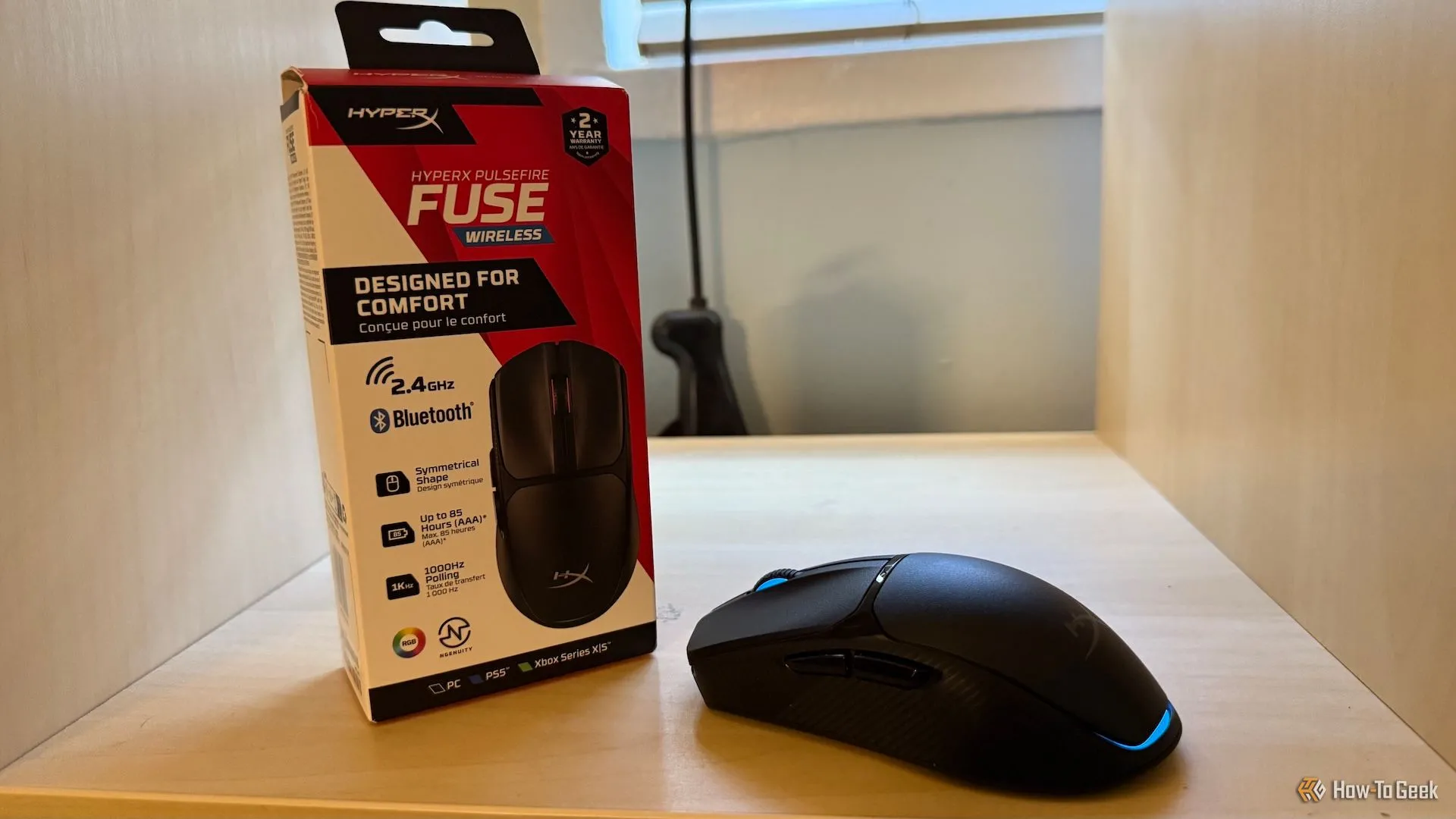 Chuột gaming HyperX Pulsefire Fuse và vỏ hộp sản phẩm.