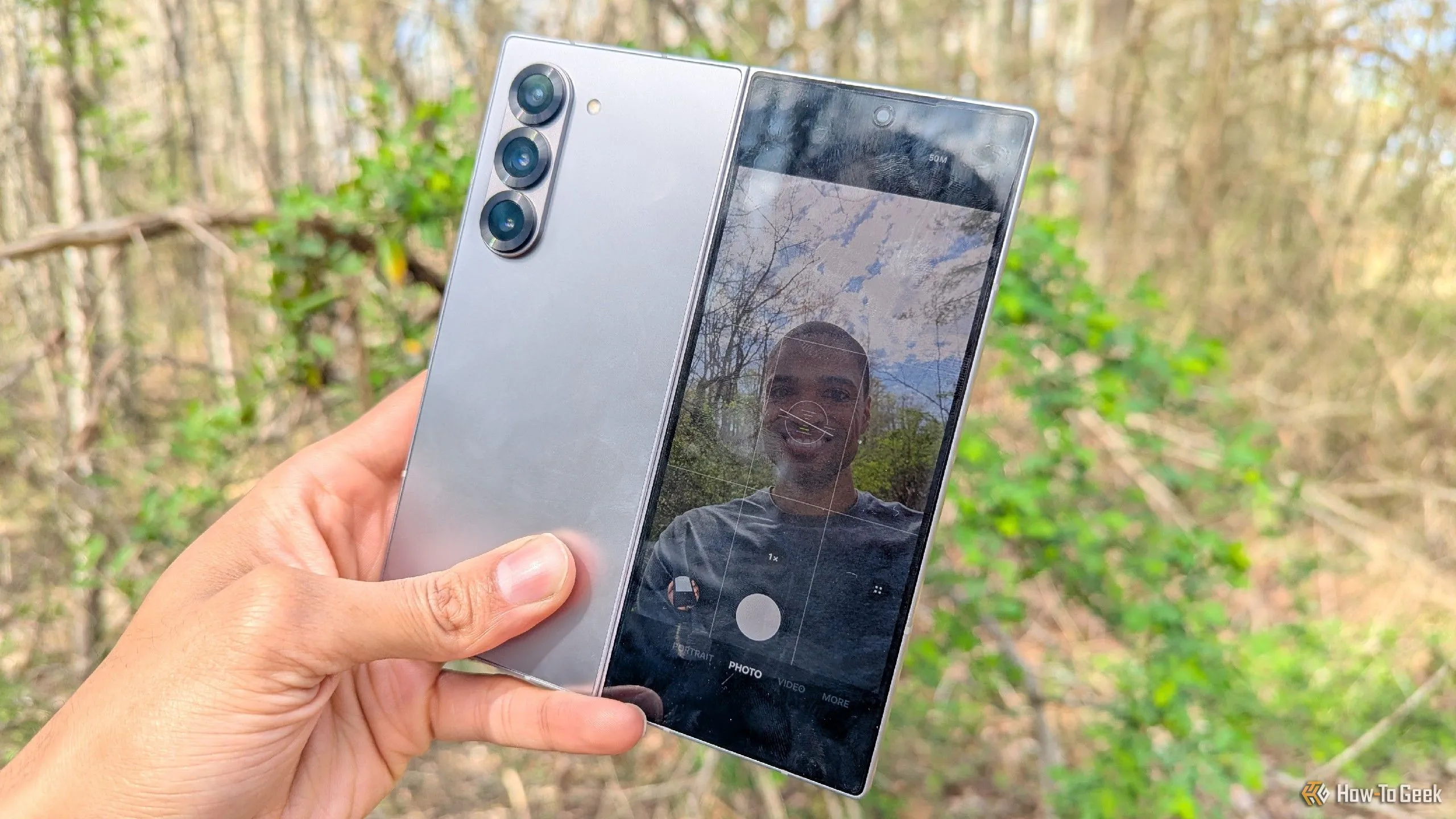 Chụp ảnh selfie bằng camera sau trên Galaxy Z Fold 6