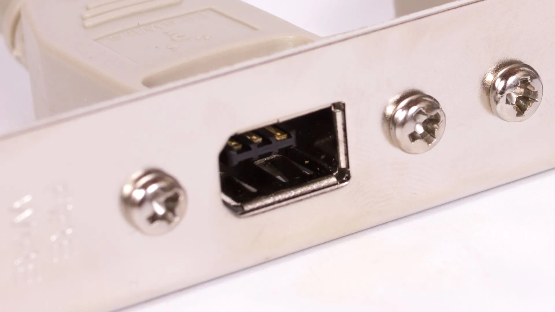 Cổng kết nối FireWire trên một thiết bị máy tính cũ, minh họa công nghệ đã lỗi thời.