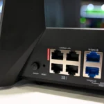 Cổng kết nối phía sau router.