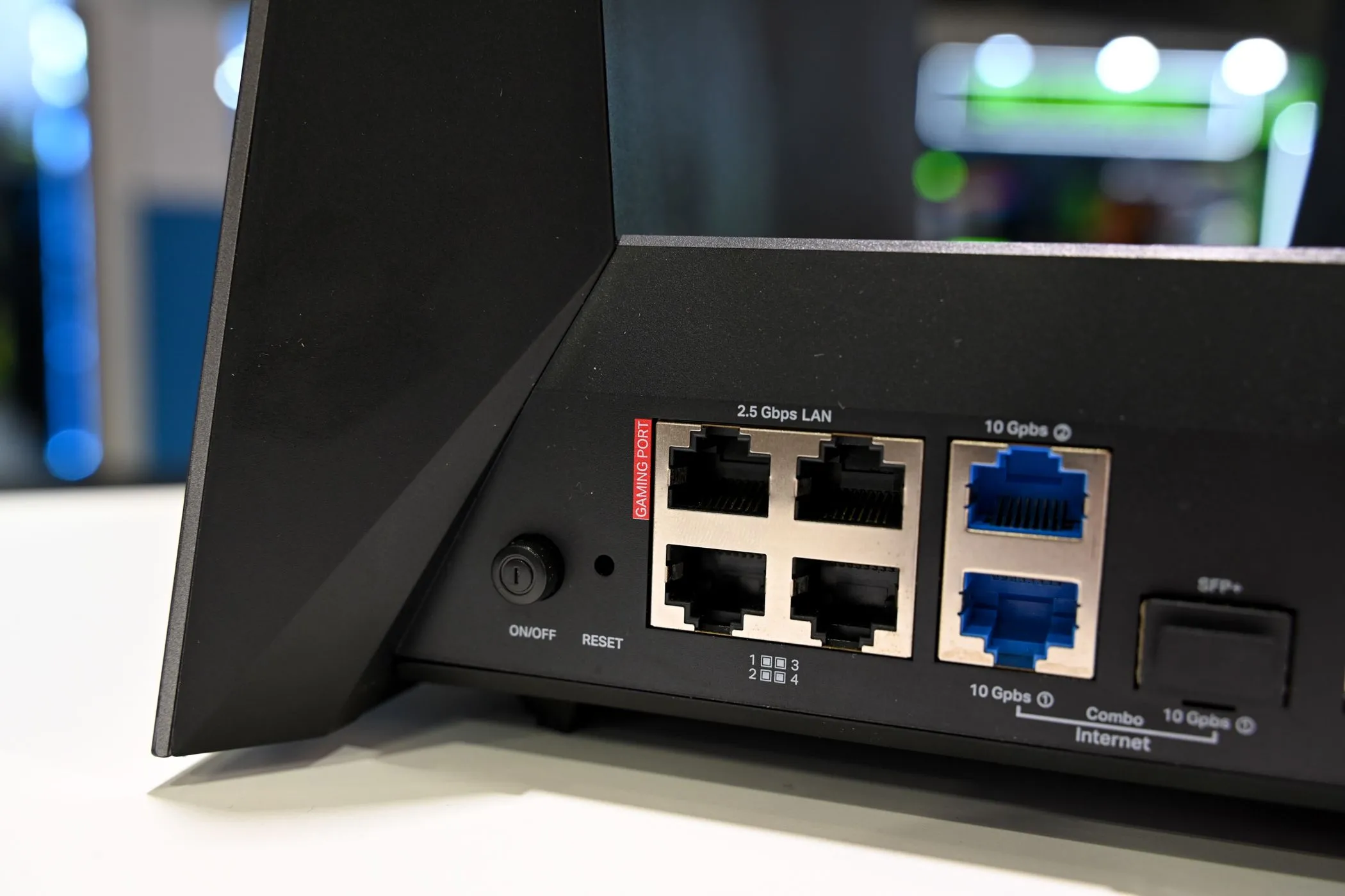 Cổng kết nối phía sau router.