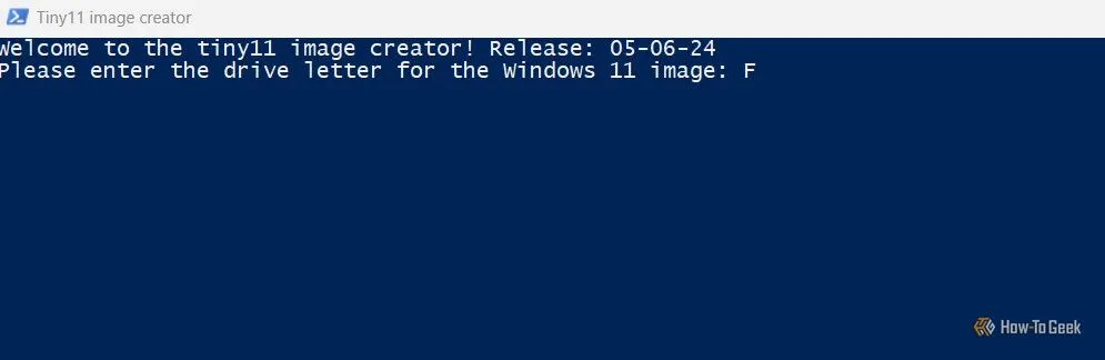 Cửa sổ PowerShell của Tiny11 Maker yêu cầu nhập ký tự ổ đĩa chứa file ISO Windows 11.
