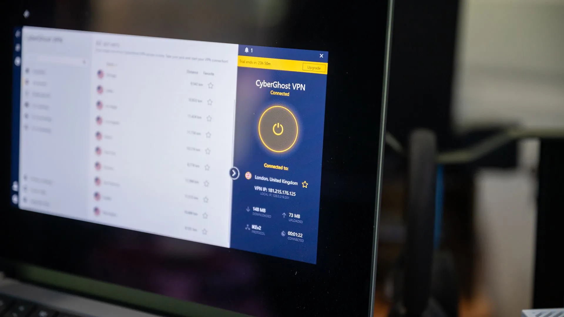 CyberGhost VPN hiển thị trên MacBook Pro, minh chứng cho giao diện thân thiện và dễ sử dụng khi xem Netflix.