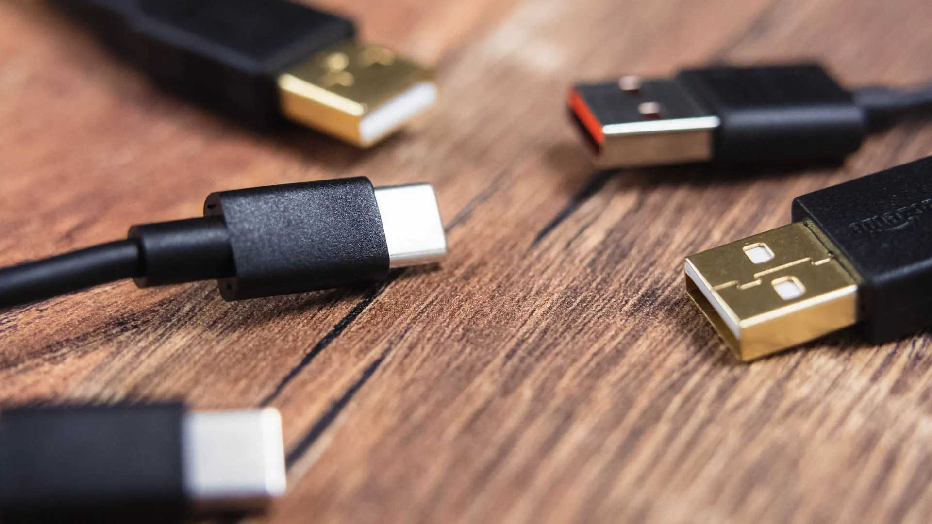 Đầu nối cáp sạc USB-A và USB-C, minh họa khó khăn khi phân biệt các loại cáp