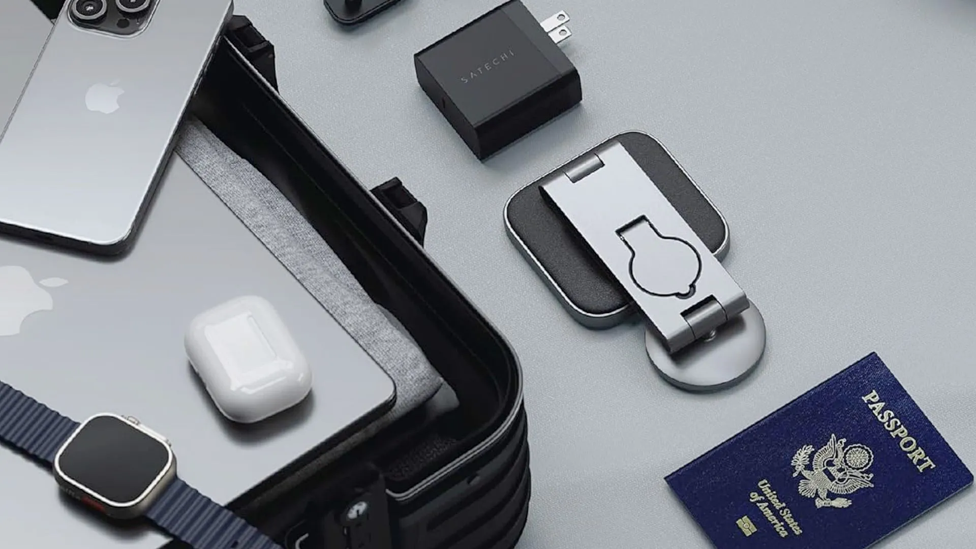 Đế sạc không dây Satechi 3 trong 1 Foldable Qi2 có thể gập lại, dễ đóng gói và hoàn hảo cho du lịch.