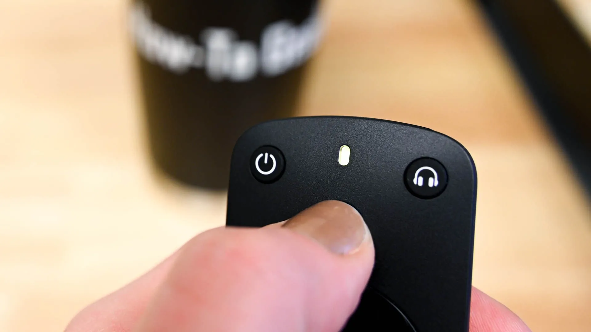 Đèn báo trên điều khiển giọng nói Amazon Alexa Voice Remote Pro
