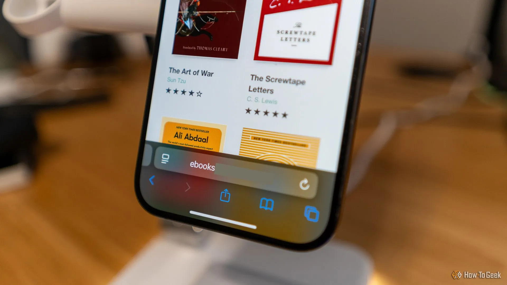 Dịch vụ đọc sách điện tử Calibre tự host đang được truy cập trên iPhone, minh họa khả năng truy cập từ xa các dịch vụ homelab bằng tên miền.
