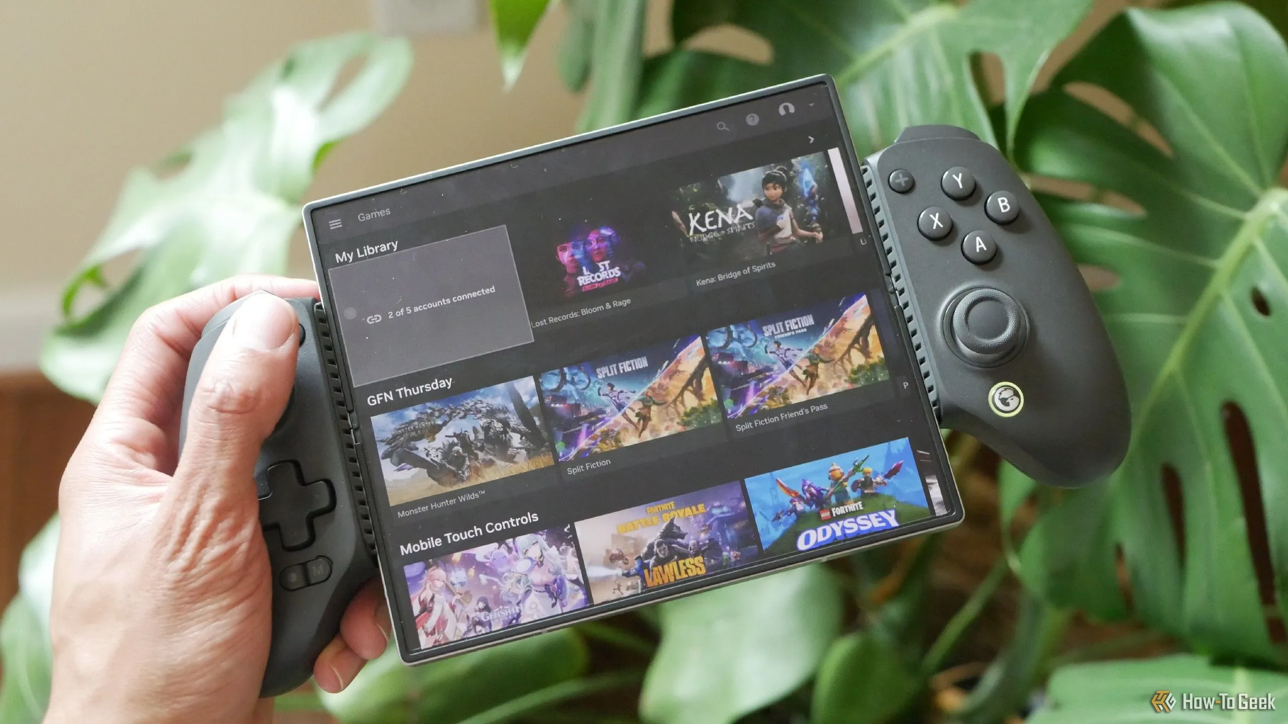 Dịch vụ NVIDIA GeForce NOW hiển thị trên Galaxy Z Fold 6 kết hợp với tay cầm GameSir G8+, minh họa việc chơi game AAA qua điện toán đám mây trên thiết bị di động.