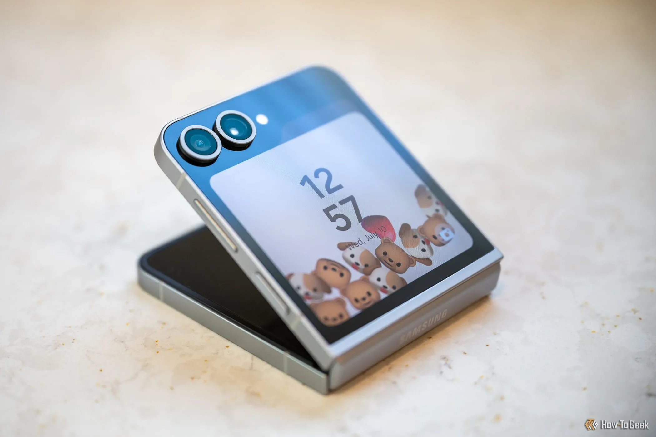 Điện thoại gập Samsung Galaxy Z Flip 6 đang gập lại một nửa