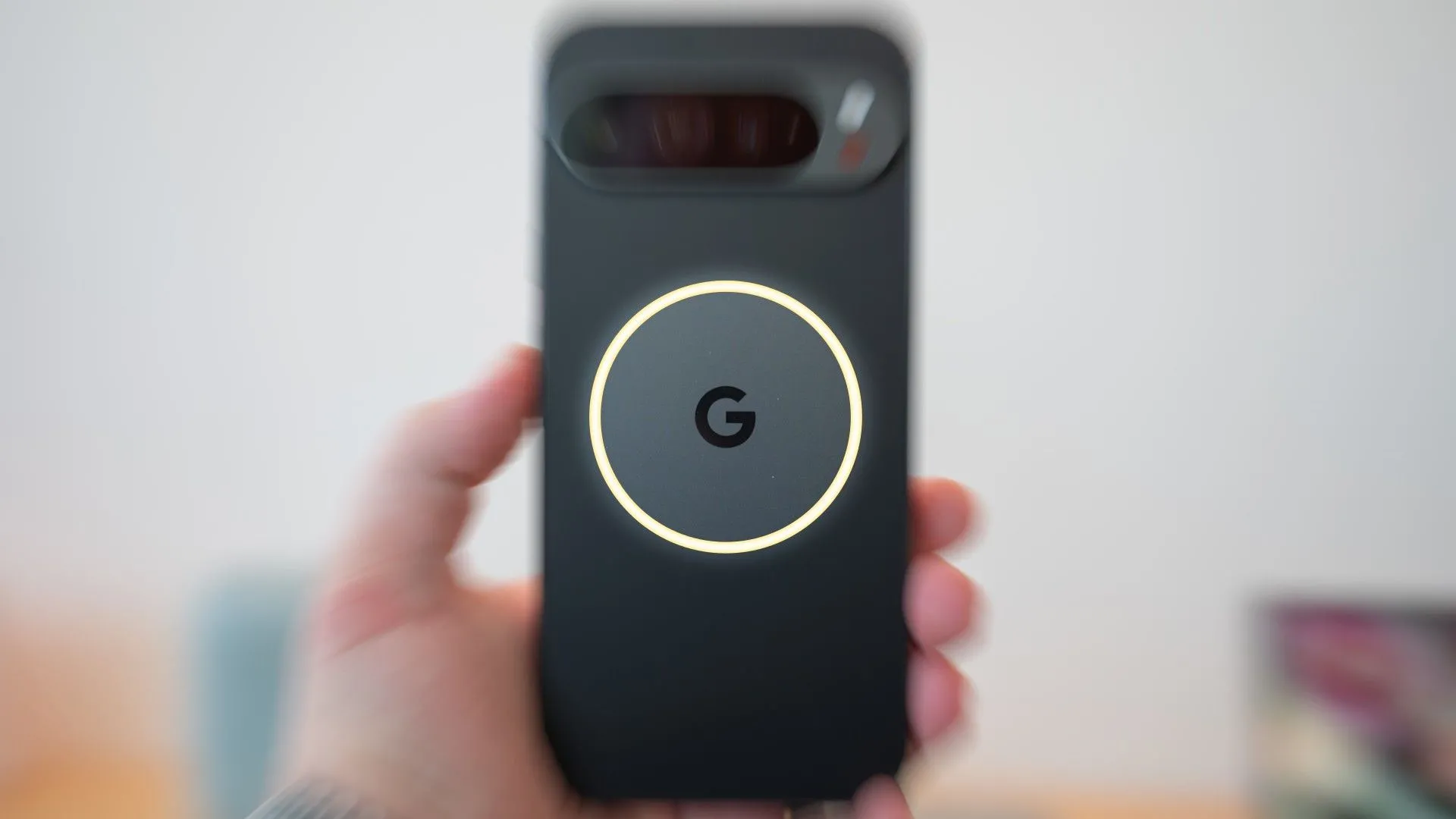 Điện thoại Google Pixel 10 với phụ kiện MagSafe