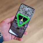 Điện thoại Google Pixel 8 Pro hiển thị logo Android 15, minh họa cho cam kết cập nhật phần mềm dài hạn.