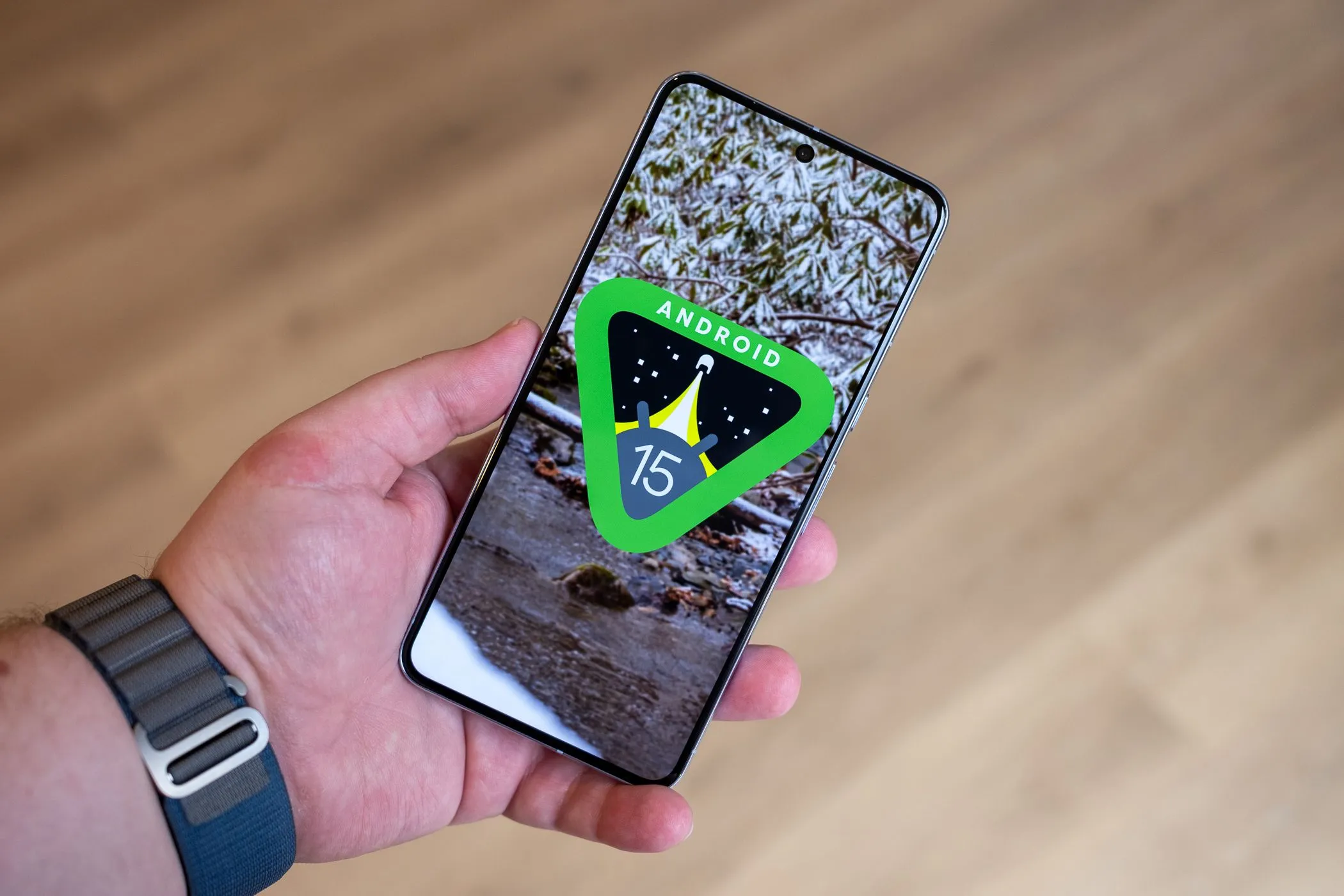 Điện thoại Google Pixel 8 Pro hiển thị logo Android 15, minh họa cho cam kết cập nhật phần mềm dài hạn.